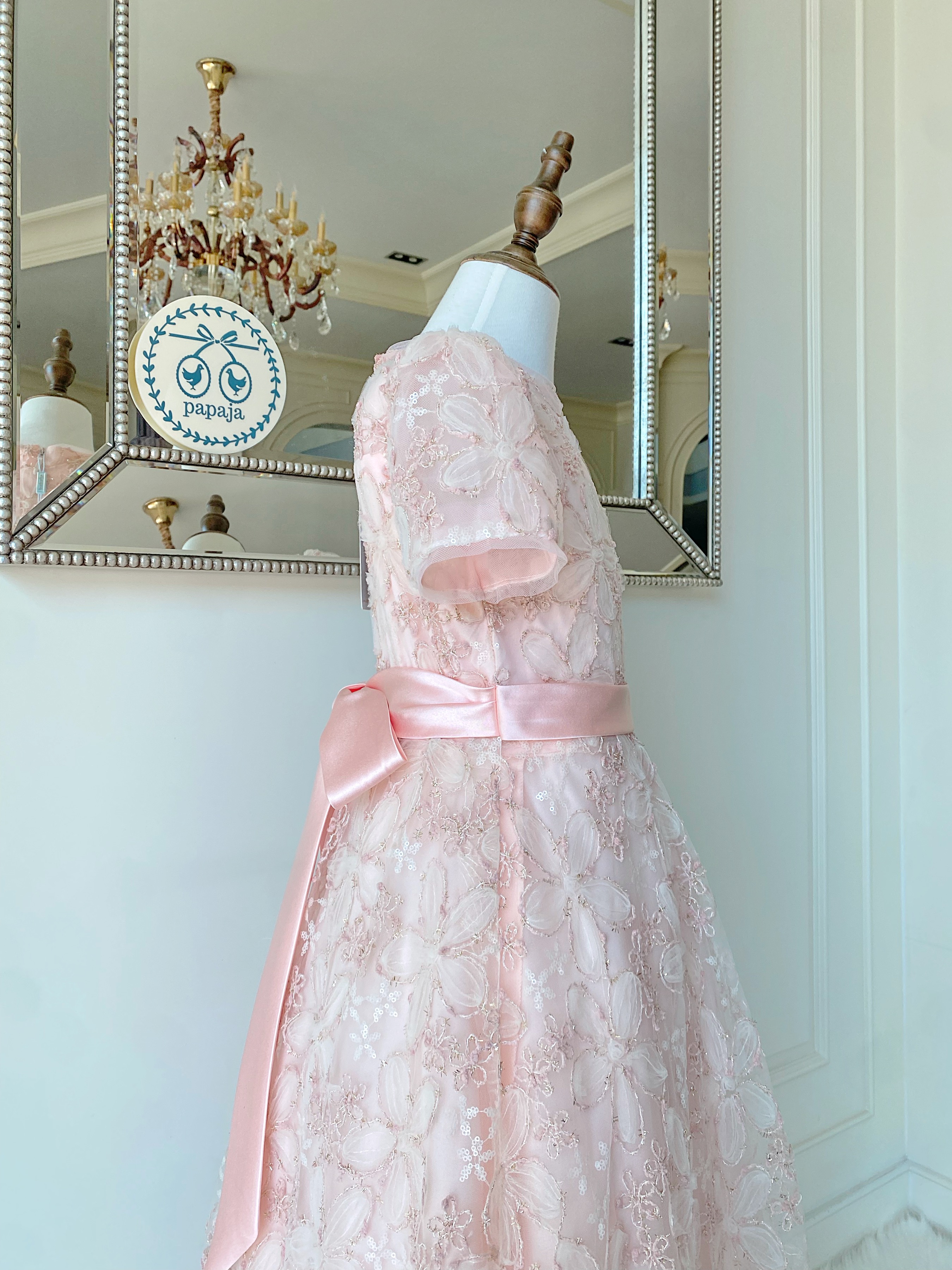 เดรสออกงานราตรียาวแขนตุ๊กตา (งานไฮพรีเมี่ยม) ผ้าลูกไม้ฉลุโทนสีชมพูอ่อน ลุคผู้ดี สวยคลาสสิค