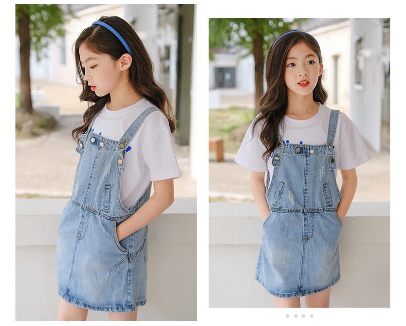 เซตเอี๊ยมยีนส์ทรงคลาสสิคพร้อมเสื้อยืดแขนสั้นสีขาว