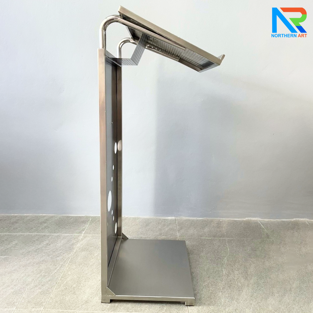 โพเดียมสแตนเลส ST-04 ขนาด (W) 50 x (L) 40 x (H) 116 ซม. ตกแต่งฉลุลายด้านหน้า สแตนเลสเกรด304 ไม่เป็นสนิม แข็งแรง มั่นคง