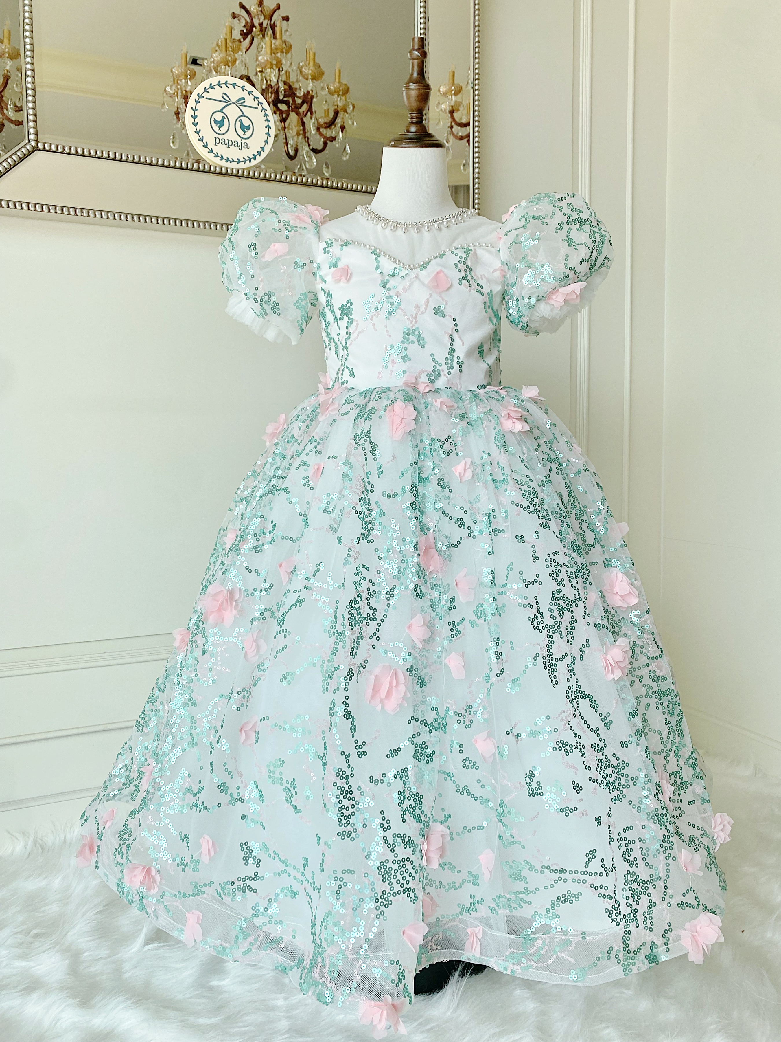 เดรสออกงานราตรียาวแขนตุ๊กตาสีขาวปักลายเถาวัลย์และดอกไม้ 3D สีชมพูอ่อน