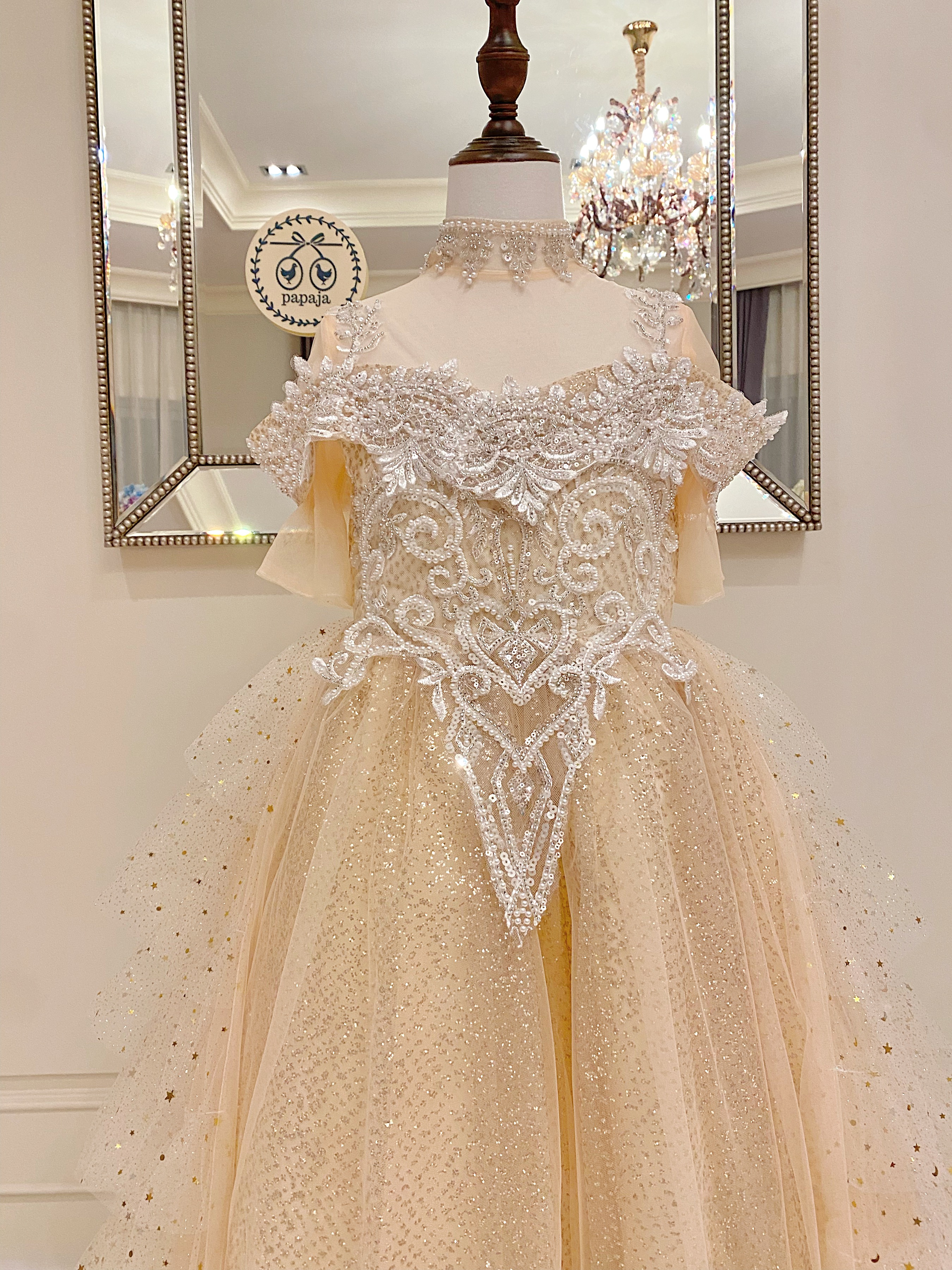 เดรสออกงานราตรียาวแขนสั้นสีครีมทอง งานไฮพรีเมี่ยม ปักไข่มุกและเลื่อมแน่นๆ งานละเอียด ด้านหลังแต่งระบายเป็นชั้น