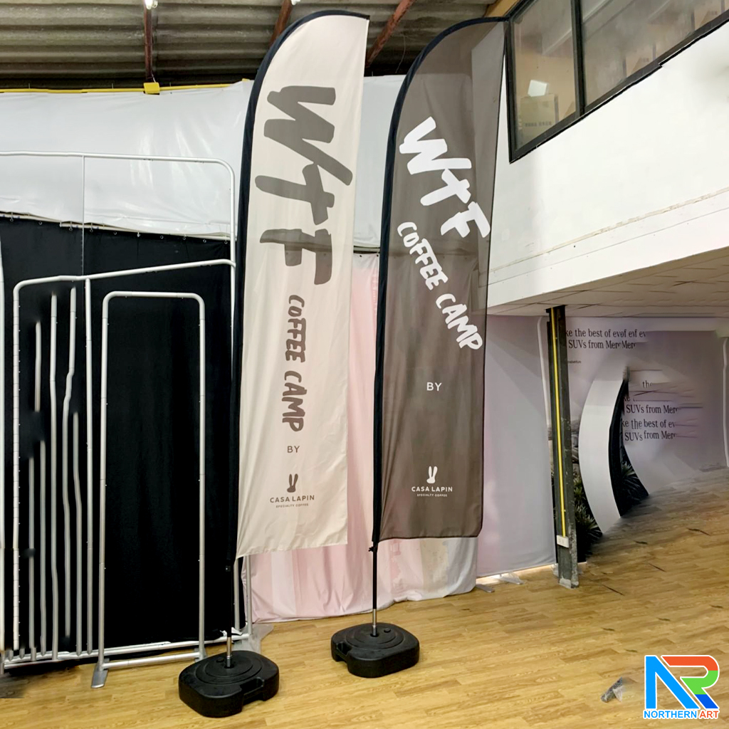 ธงชายหาด รุ่น 2IN 1 ขนาด XL แบบใบกล้วย สูง 500 cm.(เมื่อประกอบเสาและผ้าแล้ว) ถอดประกอบได้ พร้อมกระเป๋า 1 ใบ