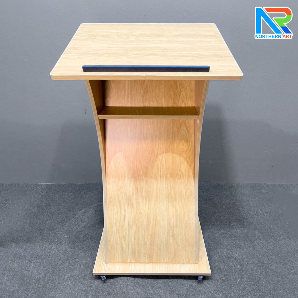 โพเดียมไม้ สีสักลายไม้ TOPเอียง ขนาด (W)60 x (L)50 x (H)108 cm. พร้อมล้อเลื่อนและชั้นวางของ