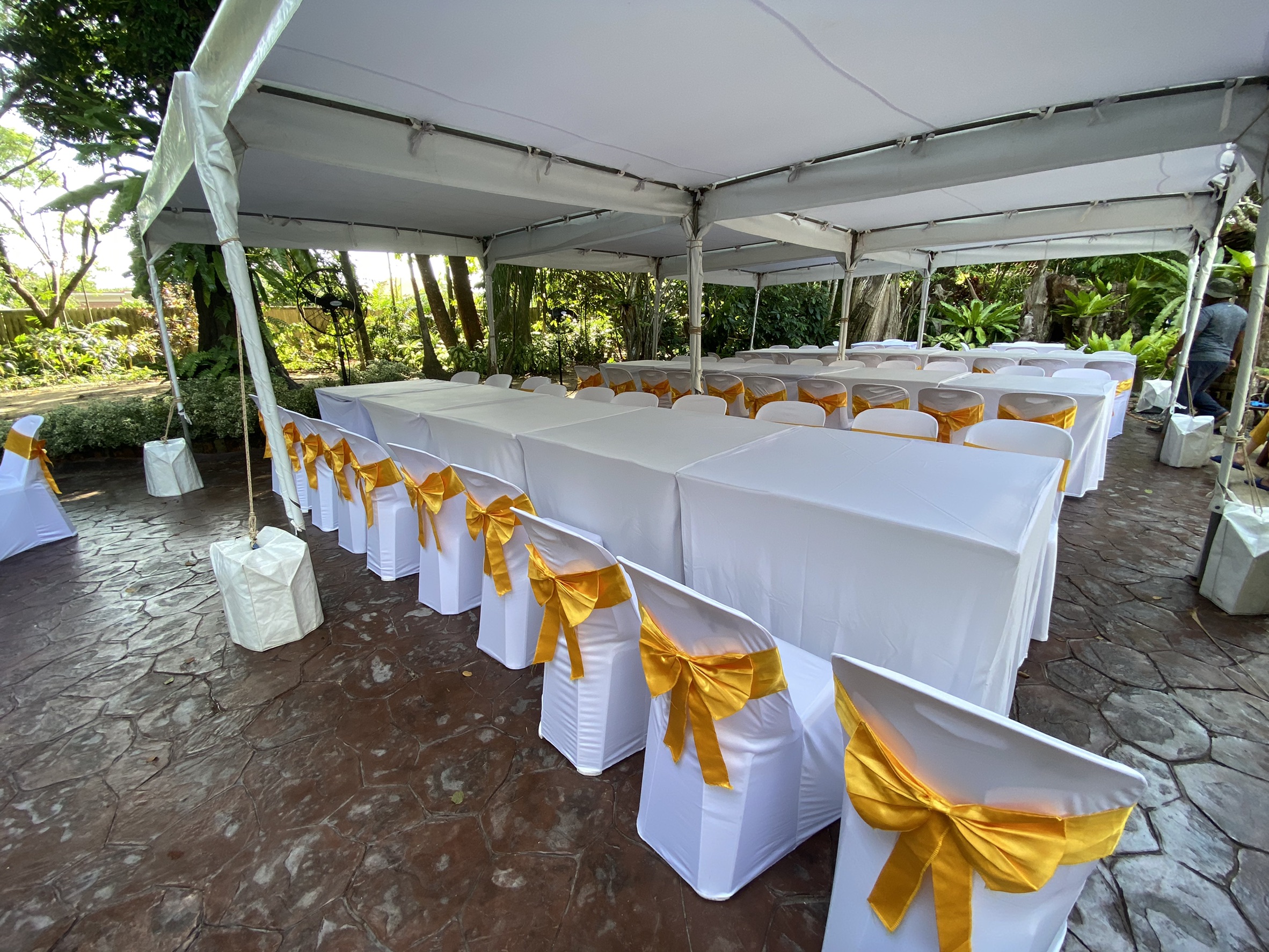 โต๊ะเหลี่่ยม1เมตร พร้อมเก้าอี้ (โต๊ะไม้) เหมาะสำหรับงานจัดเลี้ยงประเภทต่างๆ