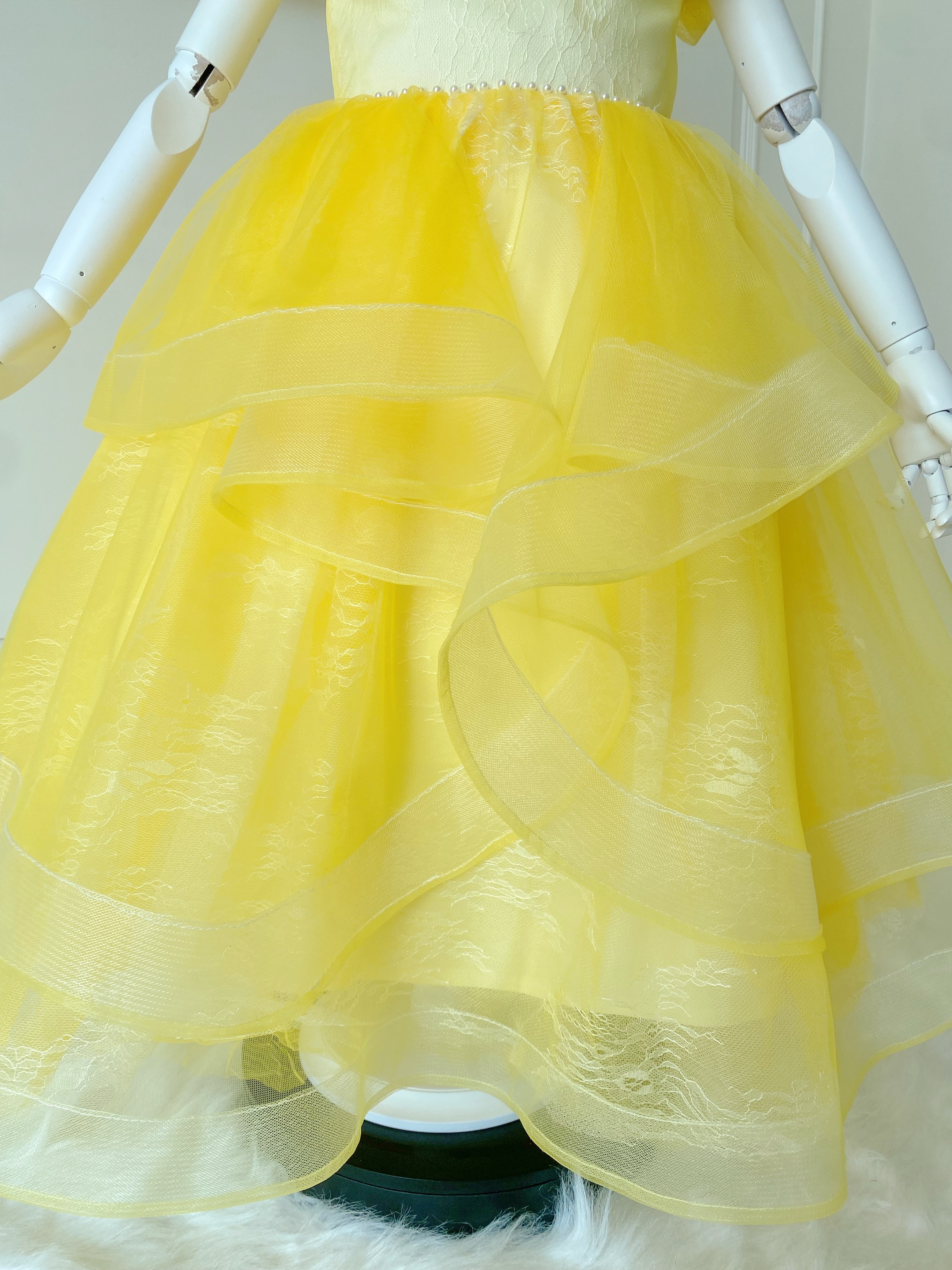 เดรสราตรียาวสีเหลืองพาสเทล แขนกุด ดีเทลจับเดรปรอบไหล่ประดับไข่มุกรอบเอว