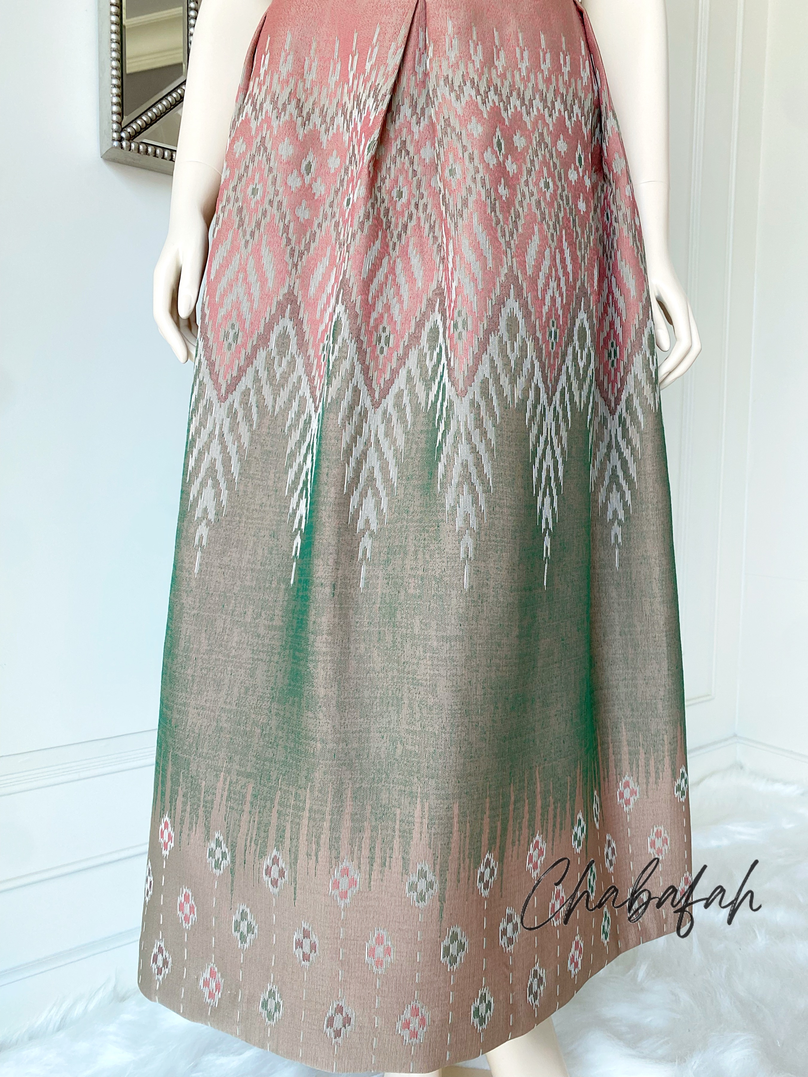 (No. 011) กระโปรงผ้าฝ้ายไทยทอเครื่อง ลายซากุระโทนสีเขียวตุ่นสลับน้ำตาล สวยผู้ดี ทรงทวิส แบรนด์ Chabafah (ชบาฟ้า)