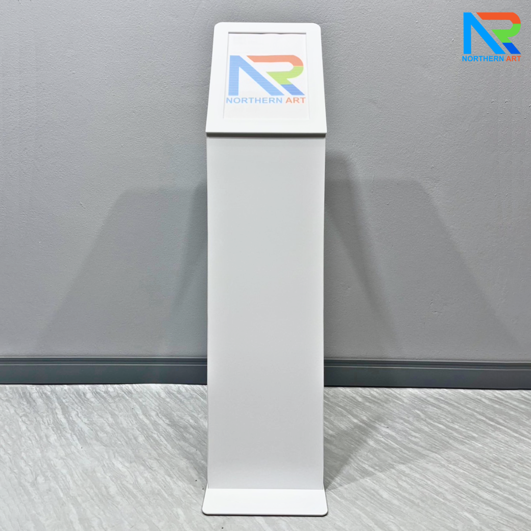 โปสเตอร์สแตนด์ตั้งพื้น รุ่นโชว์รูมรถ ขนาด A4 สีขาว สอดงานพิมพ์ด้านบน เปลี่ยนงานพิมพ์ง่าย ฐานมั่นคงแข็งแรง