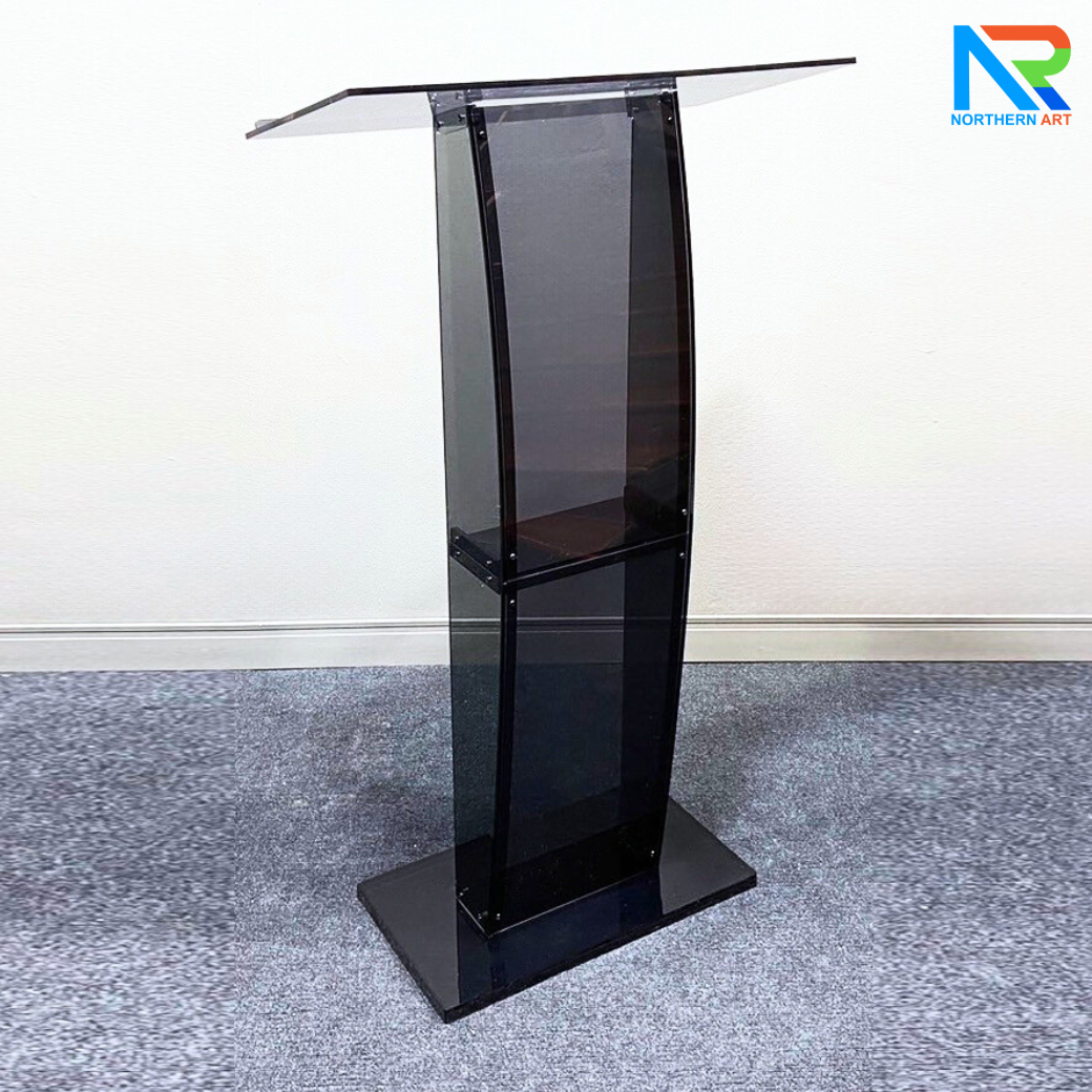 โพเดียม อะคริลิคสีดำใส ขนาด(W)68 x (L)34 x (H)123 cm. TOP เอียงพร้อมกันตก วัสดุอะคริลิคใส หนา 8 มม.