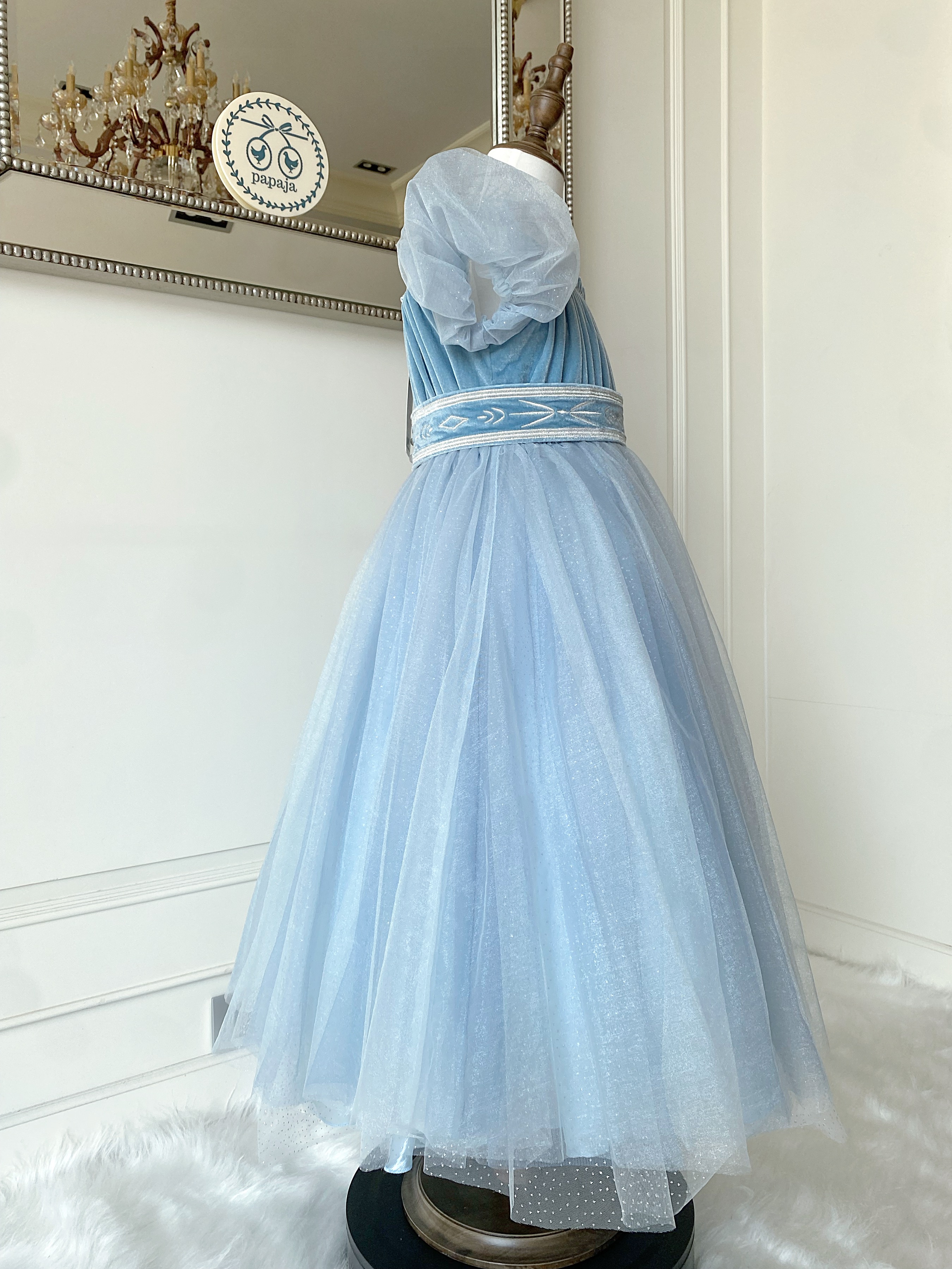 ชุดเจ้าหญิงเอลซ่าแขนตุ๊กตาสีฟ้าคราม รุ่นไฮพรีเมี่ยม ดีเทลลายปักดิ้นเงินรอบเอวสุดหรู