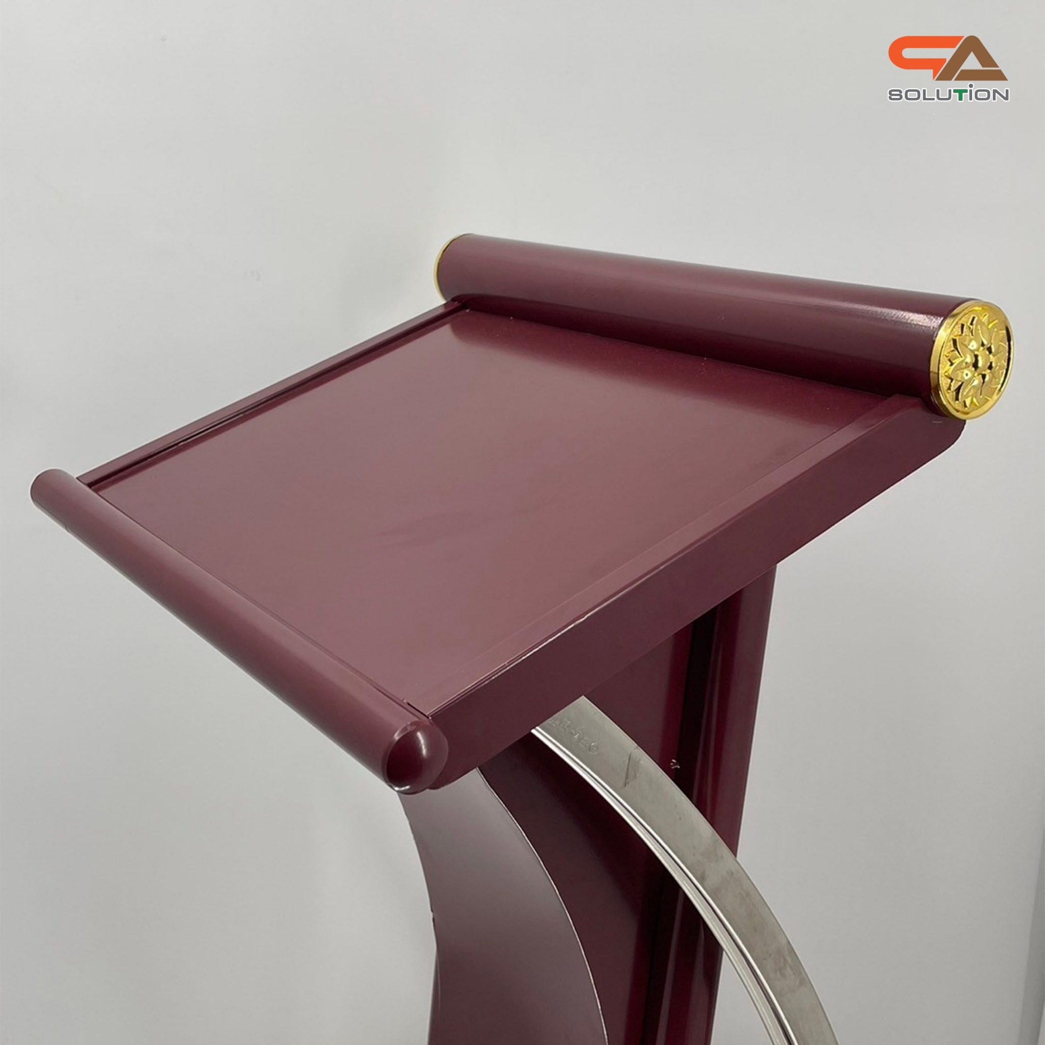 โพเดียมเหล็ก สีโอ๊คแดง ตกแต่งเสาโค้งสแตนเลสสีเงิน ขนาดTOP (W)48 x (L)39 สูง 117 cm.