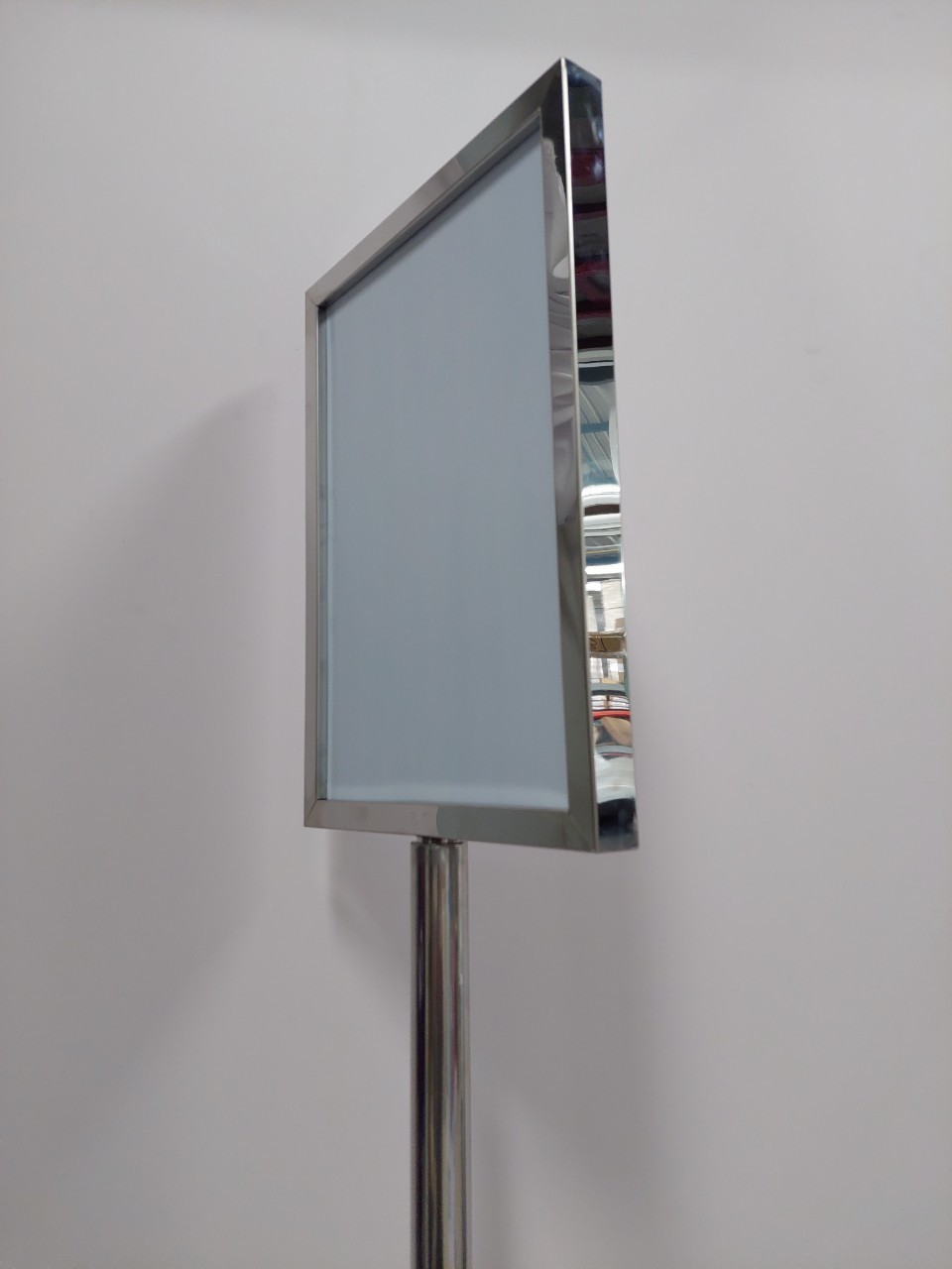 เช่าโปสเตอร์สแตนด์ สแตนเลส ขนาด A4 ฐานกลม โชว์ภาพ2ด้าน พร้อมอะคริลิคใส 2 แผ่นประกบ สอดงานพิมพ์ด้านบน