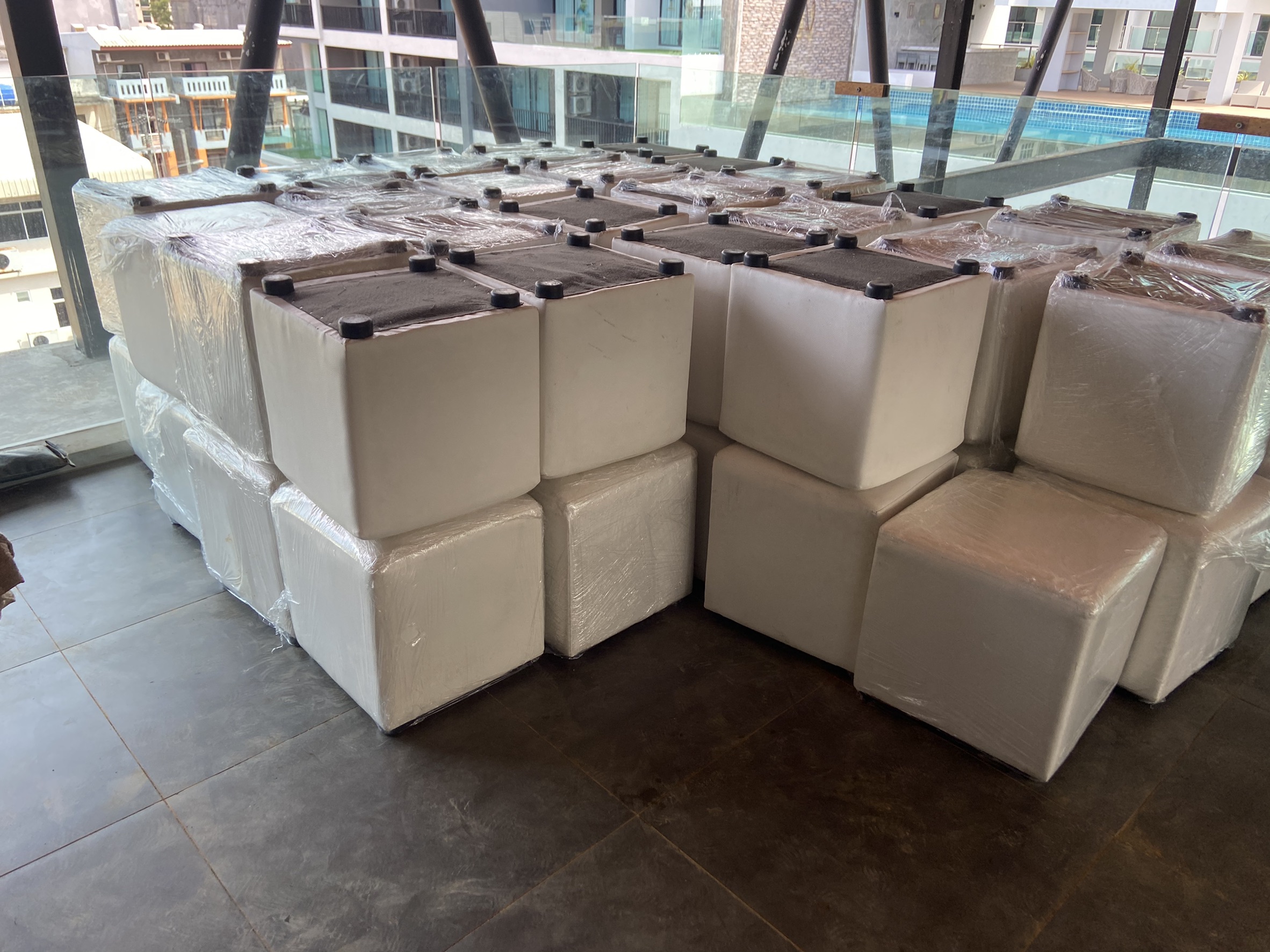 ชุดโต๊ะเก้าอี้สตูลูกเต๋า สีขาว