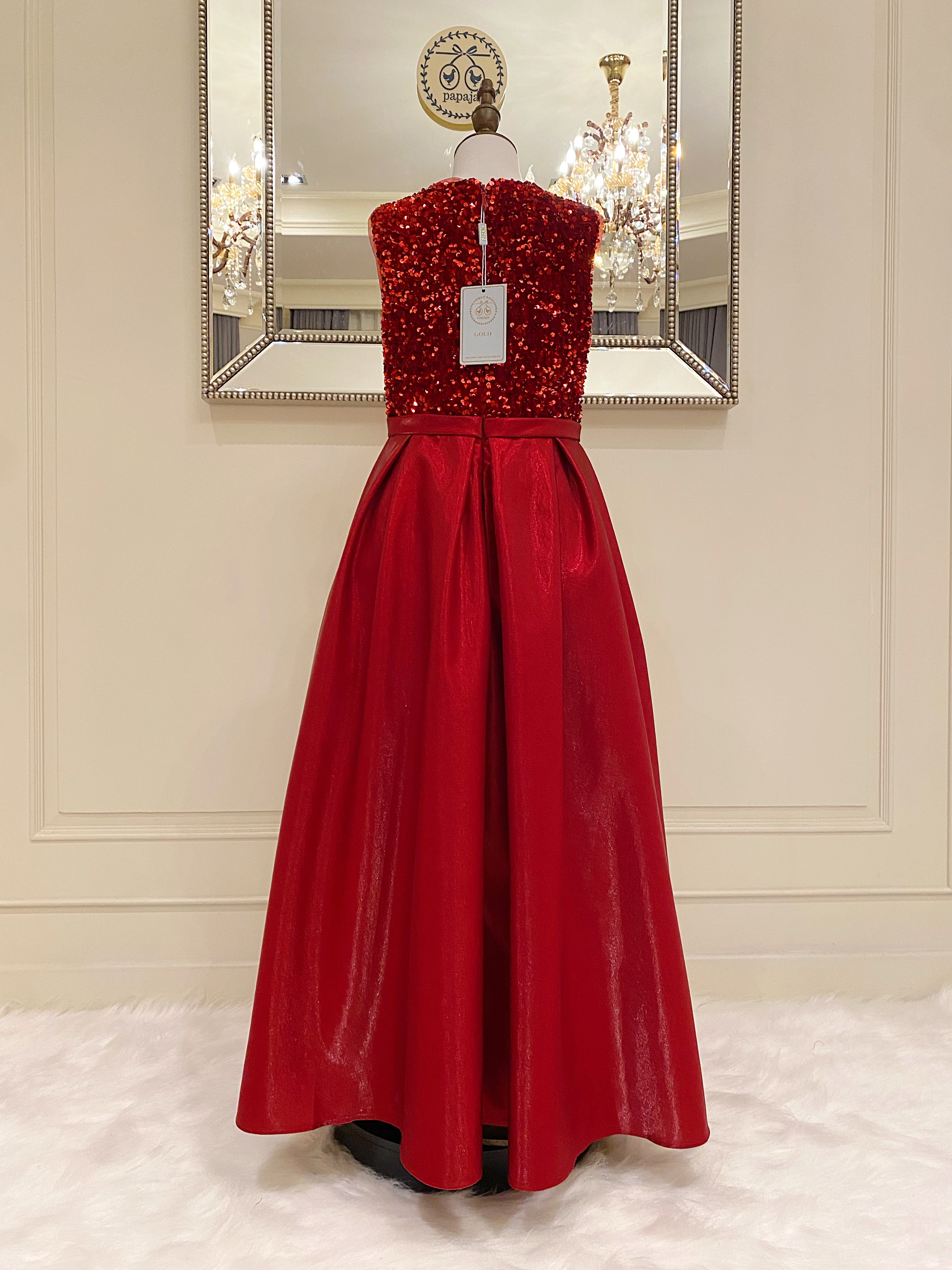 เดรสราตรียาวสีแดงแขนกุด (งานไฮพรีเมี่ยม) ดีเทลปักเลื่อมด้านบน ช่วงกระโปรงผ้าดัสเชสเนื้อเงา ผ้าสวยมาก