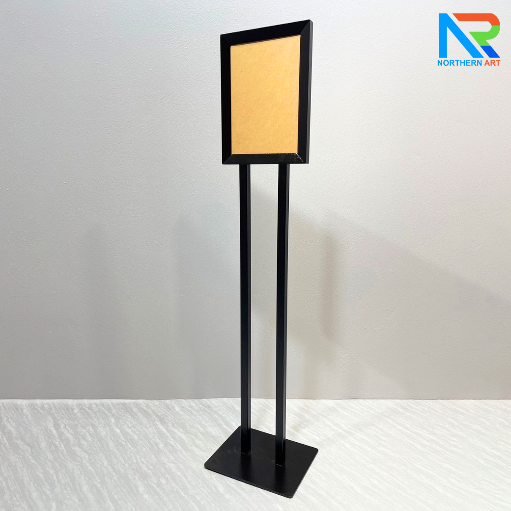โปสเตอร์สแตนด์เหล็ก A4 สีดำ เสาคู่ ฐานเหลี่ยม ขนาด (W)26.5 x (L)35 x (H)128 cm. พร้อมแผ่นอะคริลิคใส 2 มม.2แผ่น สอดงานพิมพ์ด้านบน