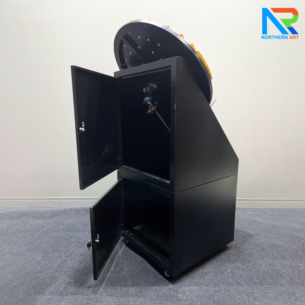 เกมส์เขาวงกต รุ่นพวงมาลัยรถ ขนาด (W)70 x (D)60 x (H)145 cm. โครงเหล็กพ่นสีอุตสาหกรรมพร้อมล้อเลื่อน ลูกแก้วคละสี 5 ลูก