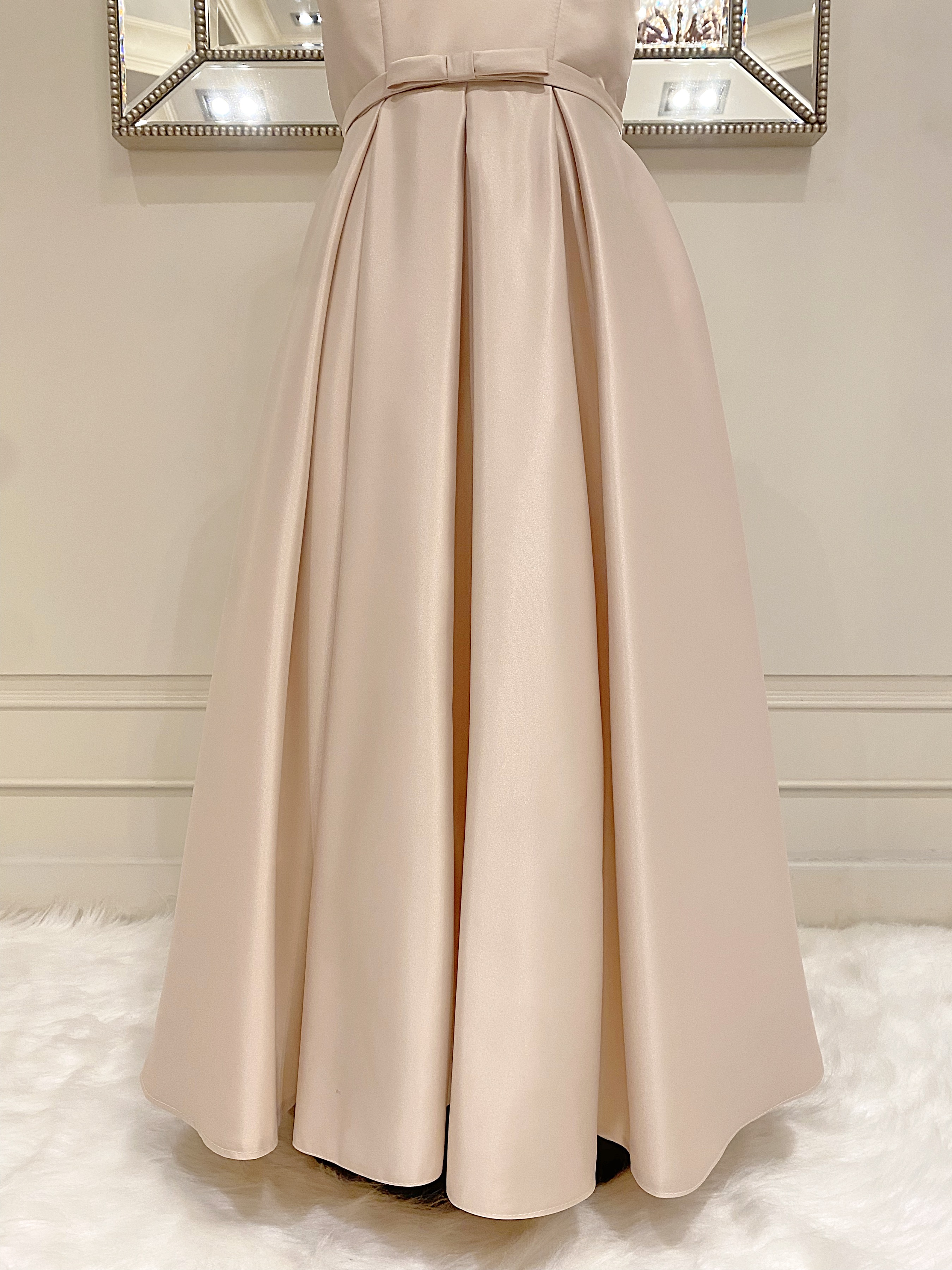 เดรสราตรียาวสีแชมเปญ แขนกุด ทรงเรียบหรูมินิมอล (งานไฮพรีเมี่ยม) ดีเทลประดับโบว์เล็กๆ ช่วงเอว