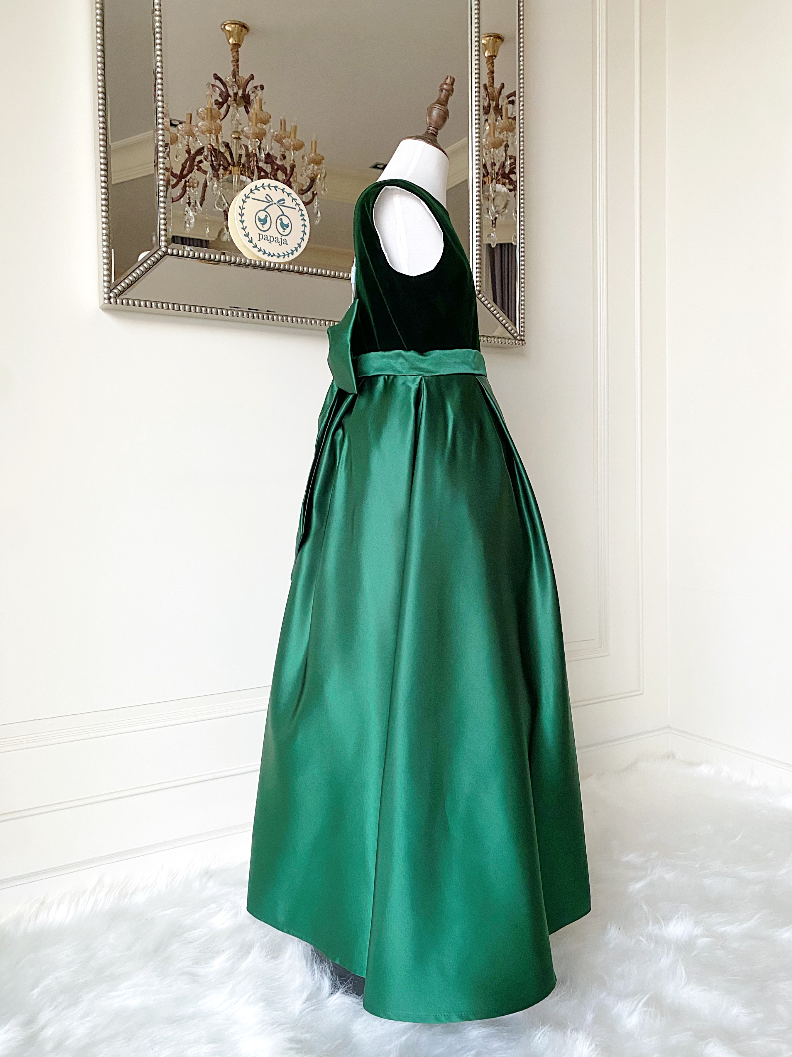 เดรสราตรียาวสีเขียวแขนกุด สีเขียวสวยผู้ดีมาก ดีเทลกำมะหยี่ตัดกับช่วงล่างผ้าซาติน ด้านหลังมีโบว์