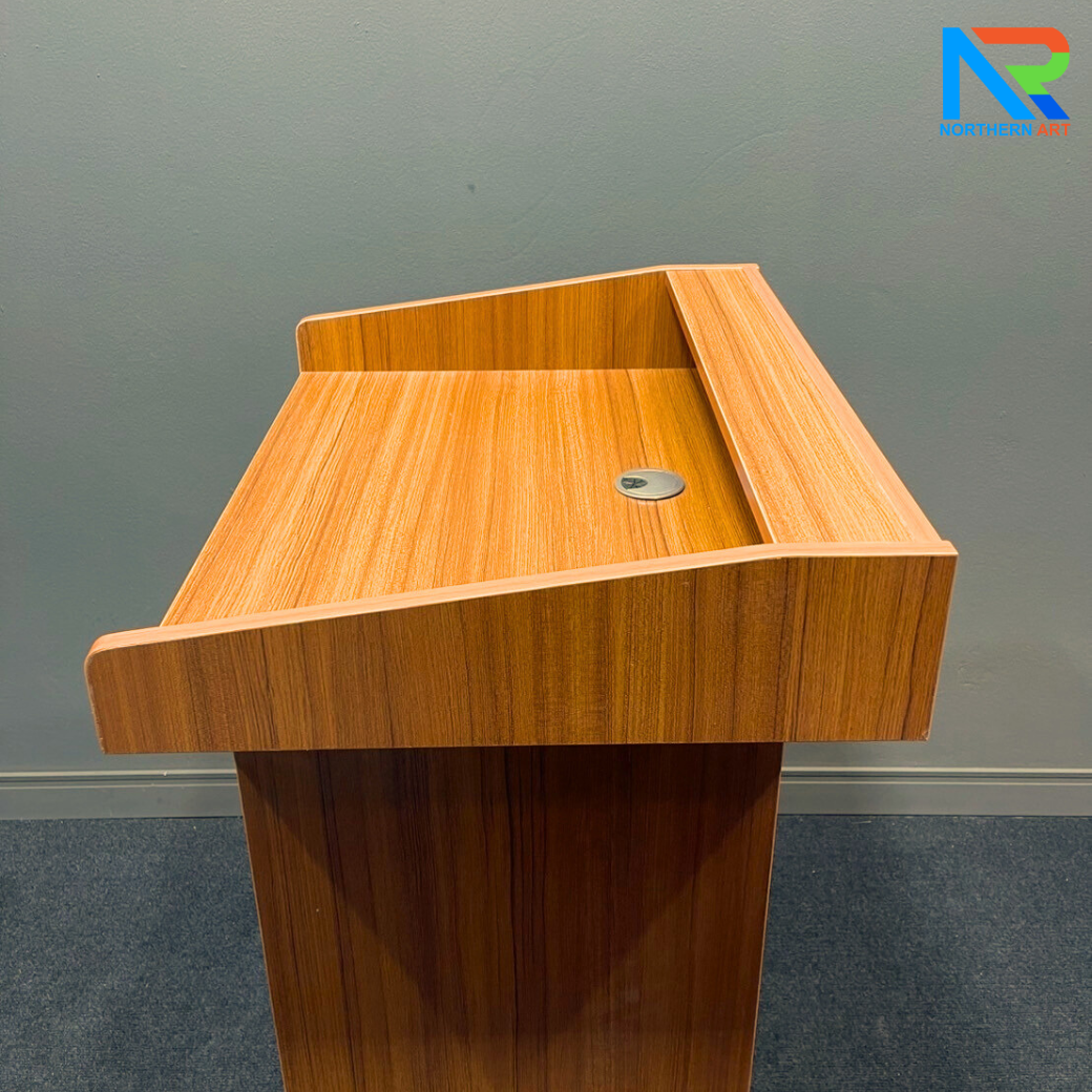 โพเดียมไม้ ลายไม้สีสัก ขนาด (W)63 x (D)50 x (H)111 cm. พร้อมชั้นวางของ