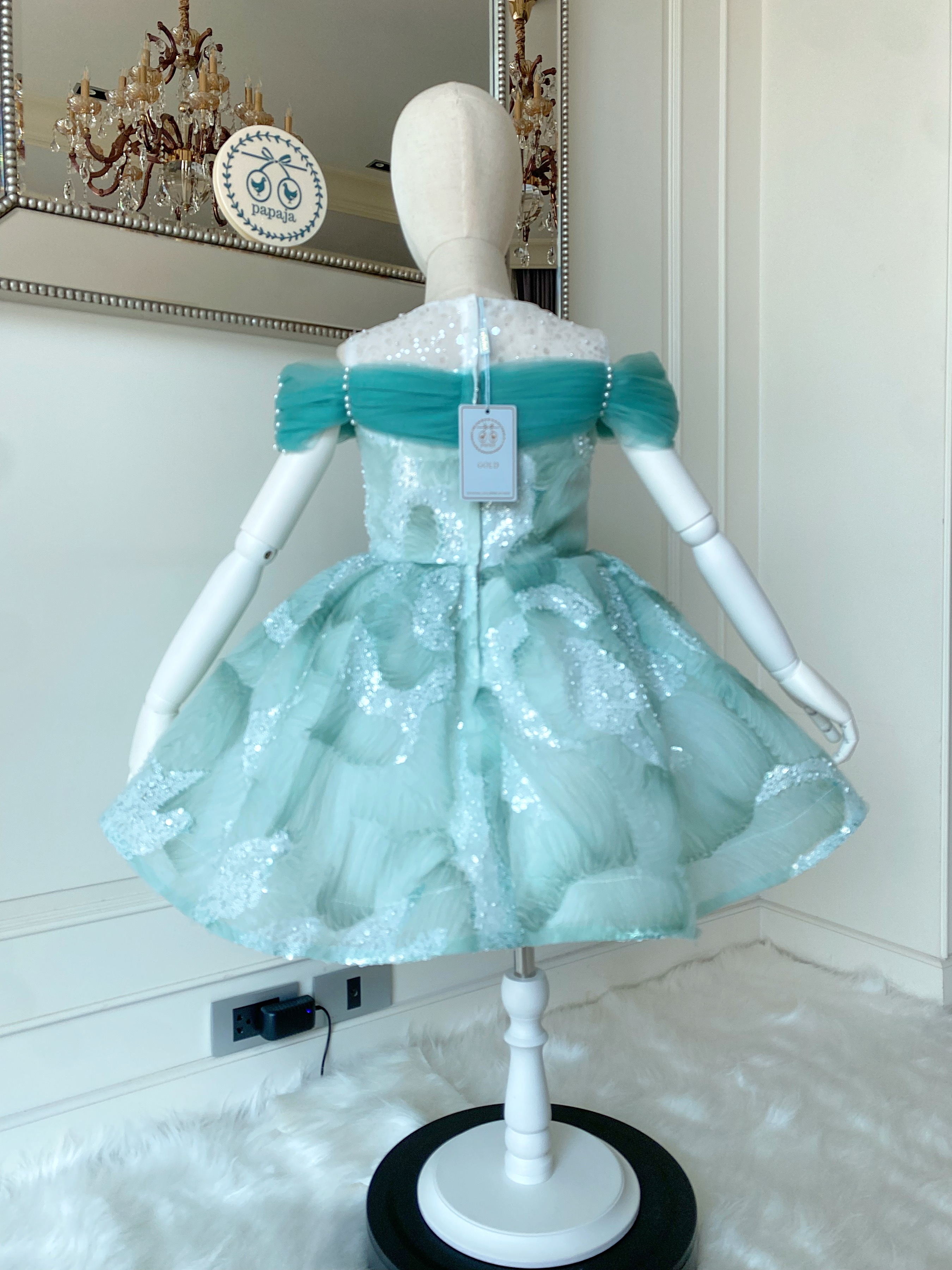 เดรสออกงานราตรีสั้นแขนกุด โทนฟ้าพาสเทลหวานๆ ผ้าลายดอกไม้สวยมาก ดีเทลแต่งผ้าทูลส์รอบไหล่