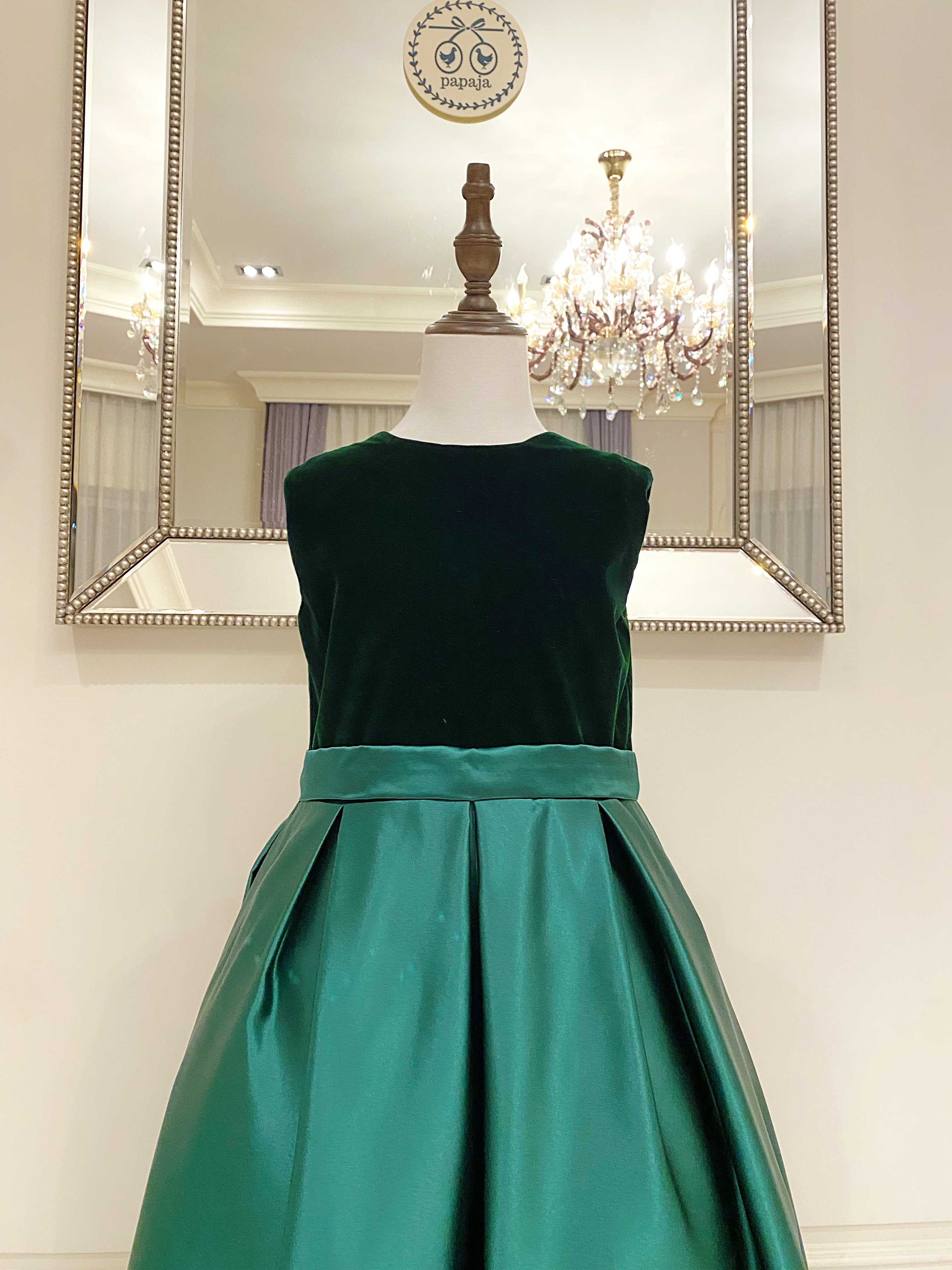 เดรสราตรียาวสีเขียวแขนกุด สีเขียวสวยผู้ดีมาก ดีเทลกำมะหยี่ตัดกับช่วงล่างผ้าซาติน ด้านหลังมีโบว์