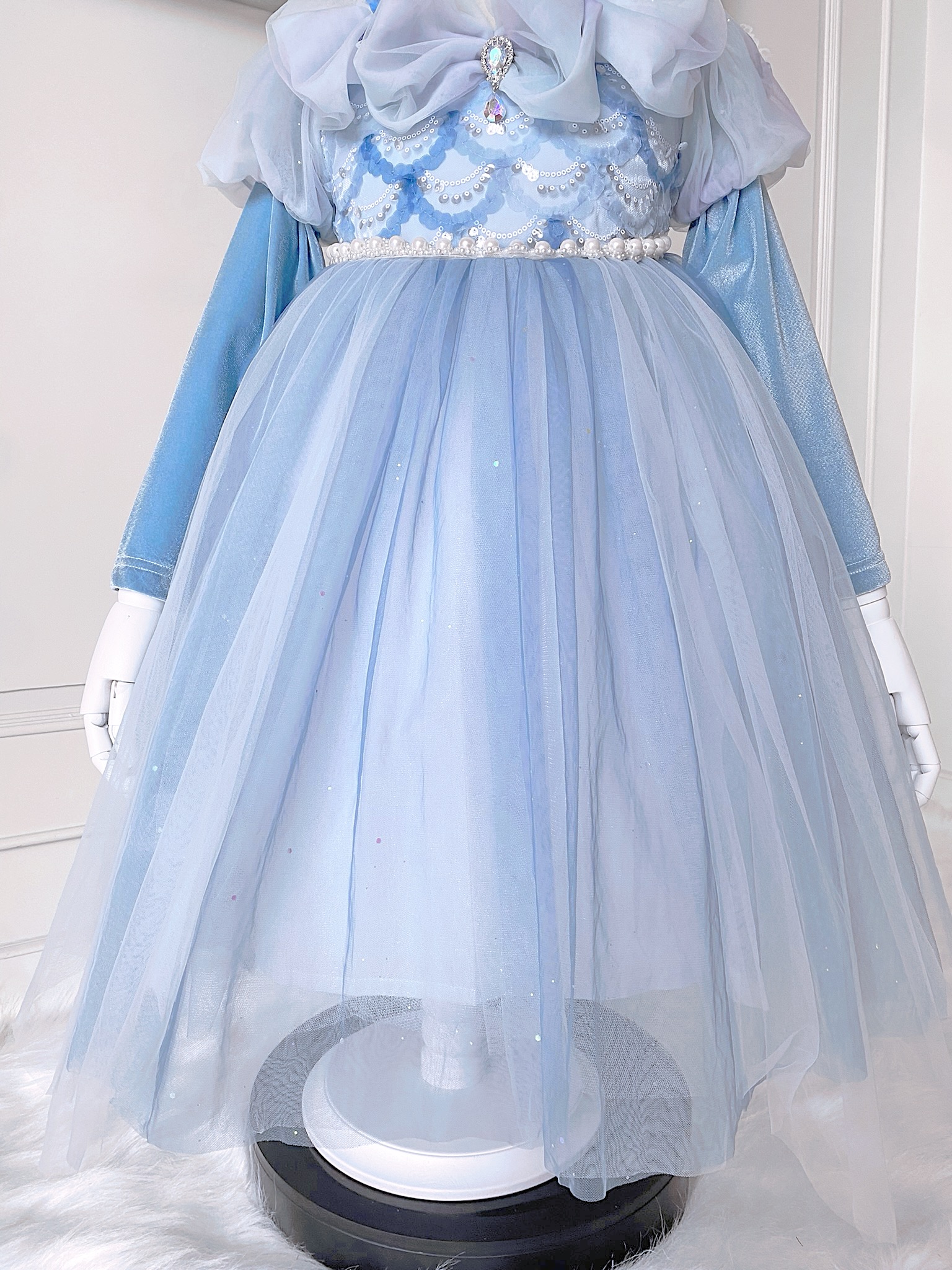 ชุดเจ้าหญิงซินเดอเรลล่า ประดับโบว์กลางอก ปักไข่มุกและเพชร