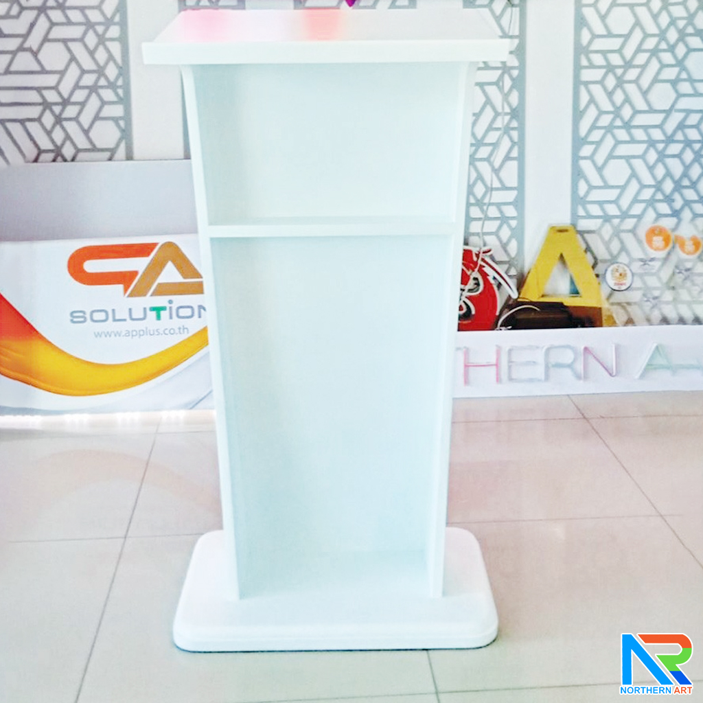 โพเดียมไม้ สีขาว รุ่น PD-11 ทรงโมเดิร์น ขนาด (W)55 x (L)40 x (H)115 cm. TOP เอียง พร้อมชั้นวางของ