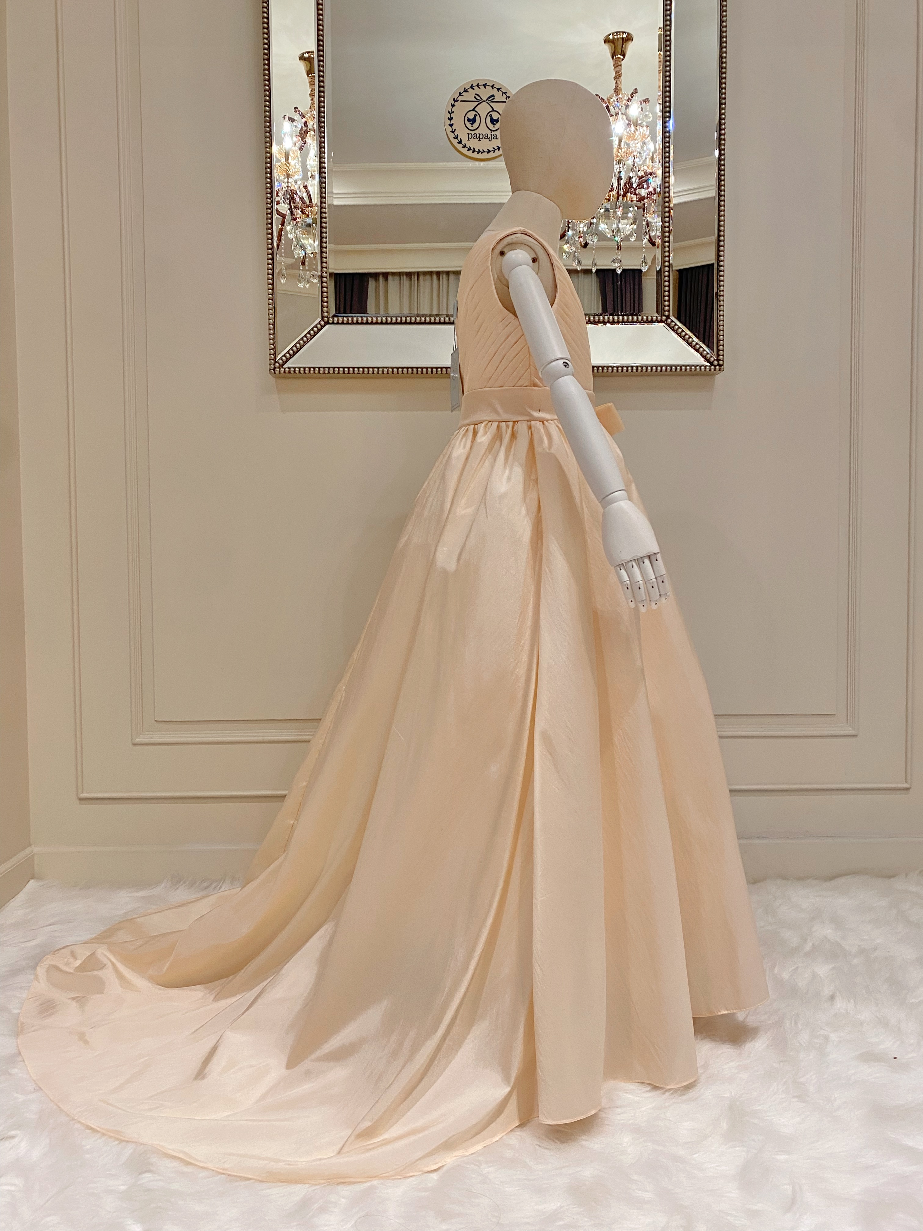 เดรสออกงานราตรียาวไหล่เดียวสีแชมเปญ (งานไฮพรีเมี่ยม) ดีเทลจับเดรปกระโปรงบานยาวแบบหางปลา