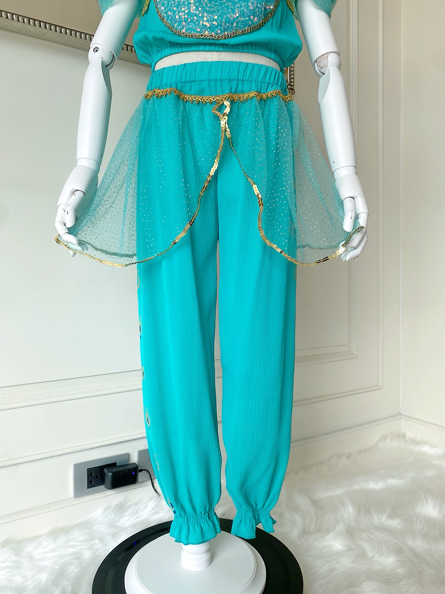 ชุดเจ้าหญิงจัสมิน (Jasmine) มาพร้อมเครื่องประดับศรีษะสีทองสวยหรู