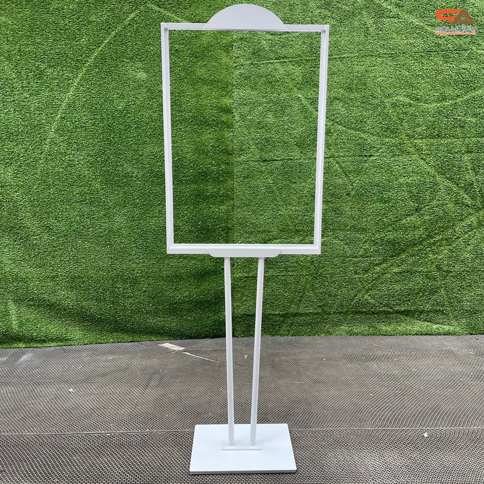 โปสเตอร์สแตนด์เหล็ก เสาคู่ สีขาว ขนาด (W)50 x (L)70 x H146 cm. ฐานเหลี่ยม โชว์งานพิมพ์2ด้าน ด้านบนครึ่งวงกลม สำหรับใส่โลโก้ ถอดประกอบได้