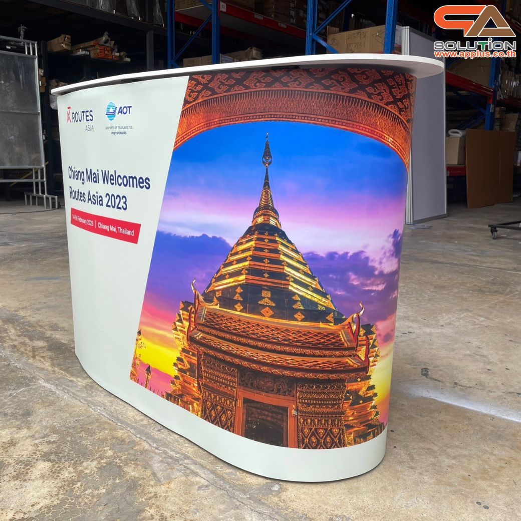 เคาน์เตอร์ออกบูธ รุ่นโค้ง TOPสีขาว มีชั้นวาง ขนาด (W)131 x (D)39 x (H) 87 cm.โครงอะลูมิเนียม พับเก็บได้ เคลื่อนย้ายสะดวก