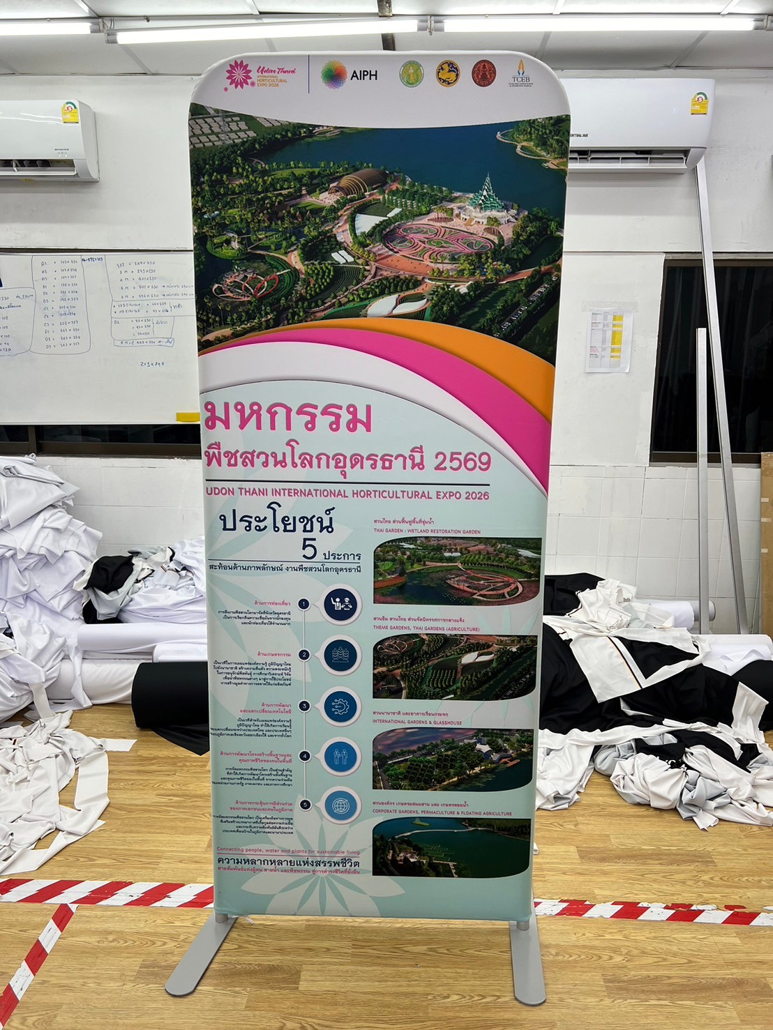 แบคดรอปผ้า (Fabric Backdrop) รุ่นตรง Savvy ขนาด (H)300 x (W)120-1000 cm. โครงอะลูมิเนียม ถอดประกอบได้ แถมฟรี! กระเป๋าใส่อุปกรณ์ 1 ใบ