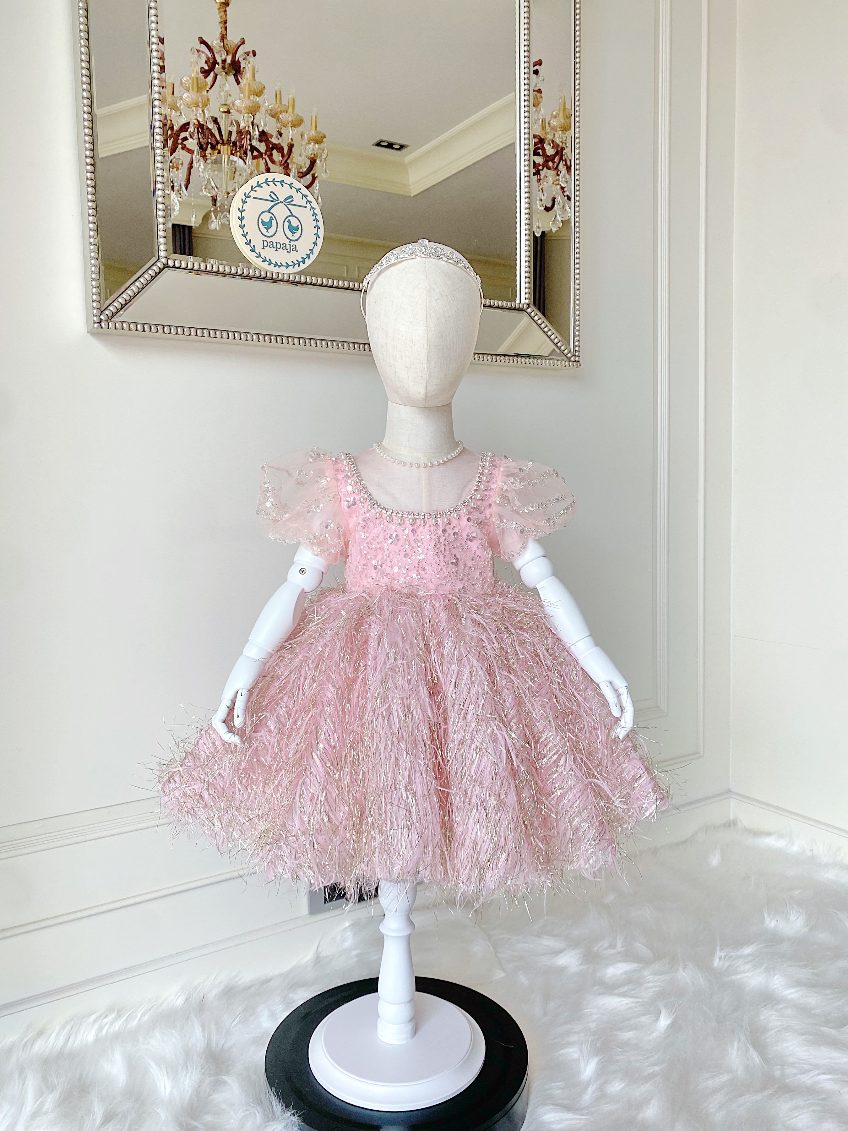 เดรสราตรีสั้นสีชมพูอ่อนแขนตุ๊กตา ดีเทลผ้า 3D ขนนกประดับไข่มุกรอบคอ