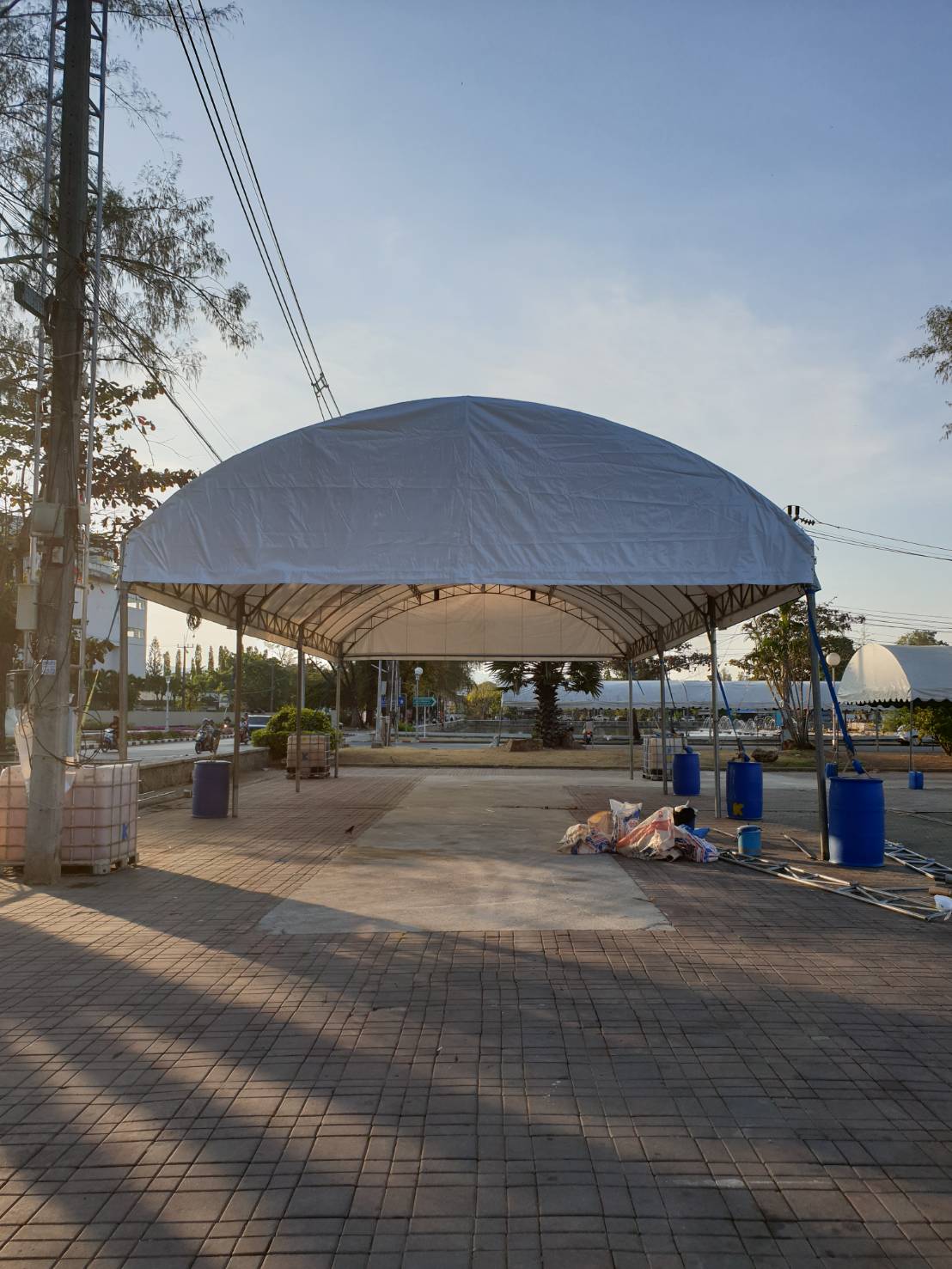 เต็นท์โดม ขนาดกว้าง 8 เมตร ความยาวไม่จำกัด ทรงโค้งสีขาวเหมาะสำหรับงานจัดงานทุกประเภท