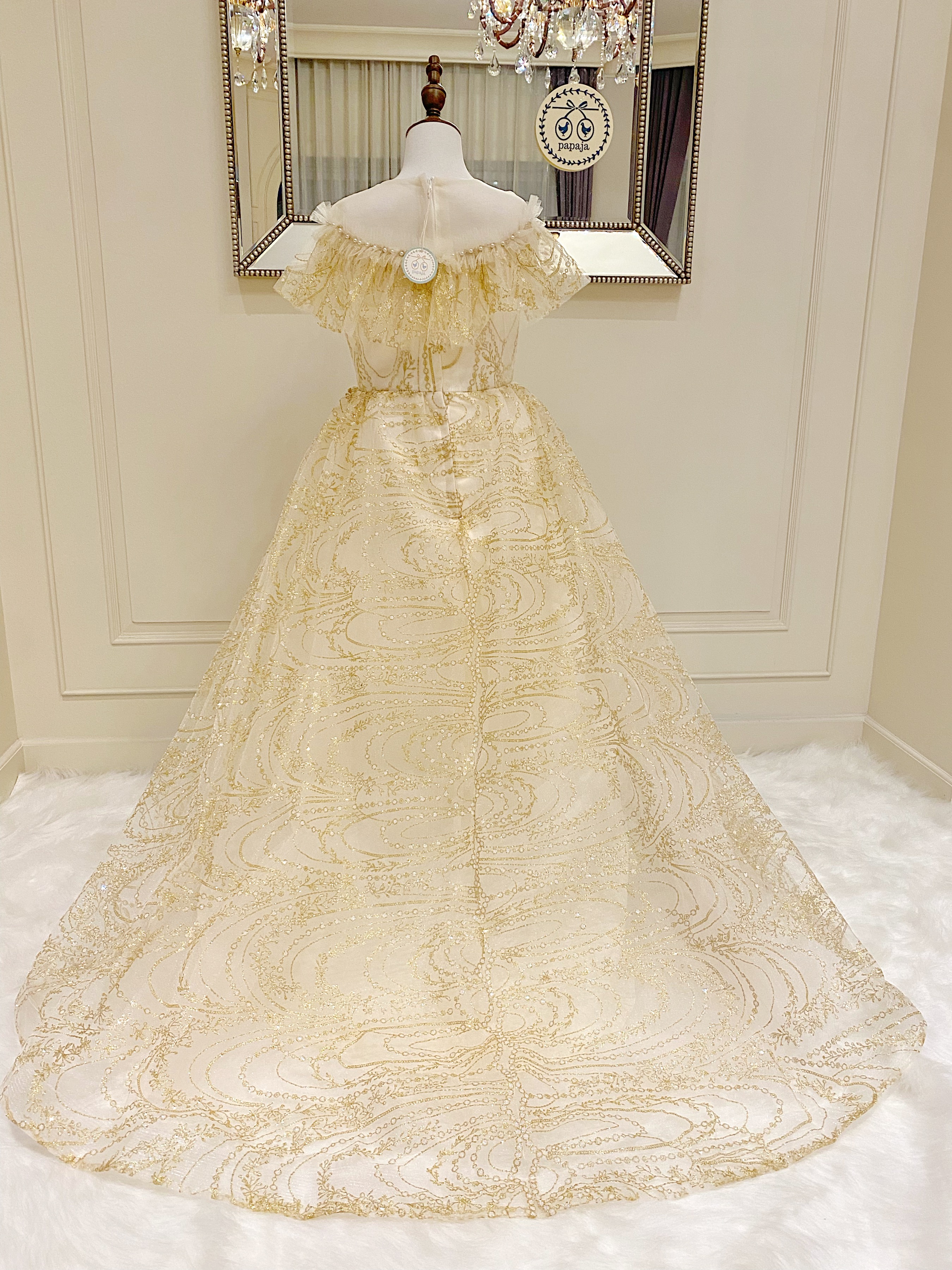 เดรสออกงานราตรียาวแขนเกาะไหล่ปักเลื่อมสีทองอร่าม ชายกระโปรงหางยาวอลังการมาก