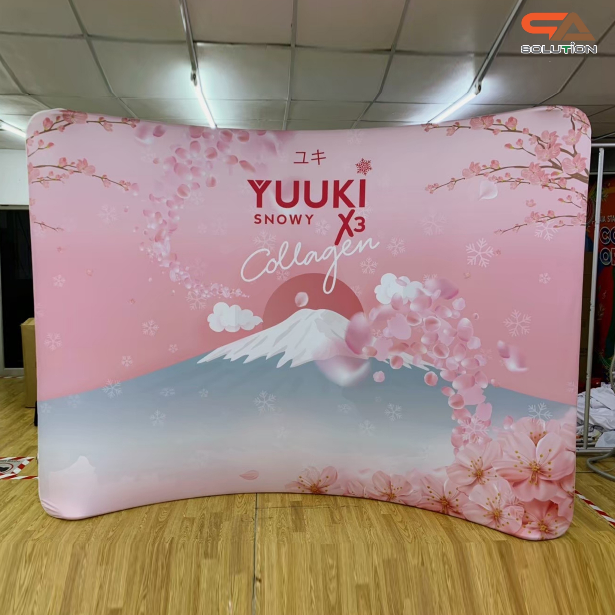 แบคดรอปผ้า Fabric Backdrop รุ่น Curved wall รุ่นโค้ง ขนาด (W)243.8-596 x (H)228 cm.โครงอะลูมิเนียม ถอดประกอบได้ พร้อมกระเป๋าใส่อุปกรณ์ 1 ใบ