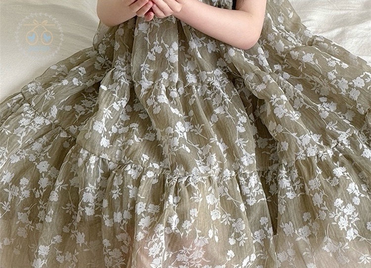 เดรสแขนกุดทรงกระโปรงบานผ้าพิมพ์ลายโทนสีเบจ