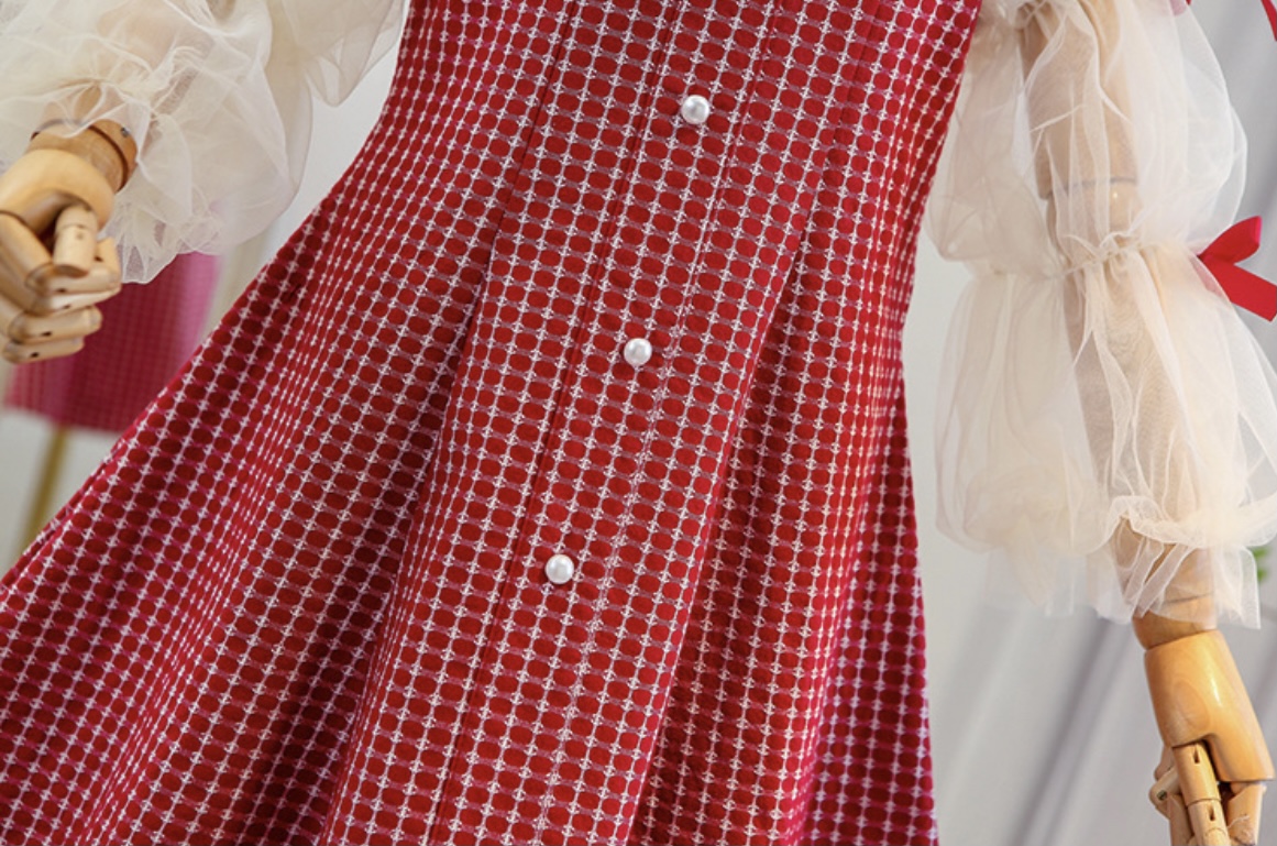 เดรสแขนยาวสีแดงผ้าทอลายตารางเล็กดีเทลช่วงแขนและไหล่ตัดด้วยผ้าสีครีม