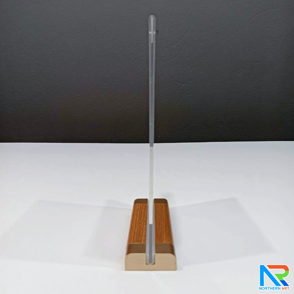 ป้ายตั้งโต๊ะ ฐานไม้ พร้อมอะคริลิคใส สอดงานพิมพ์ด้านข้าง โชว์งานพิมพ์ 2 ด้าน