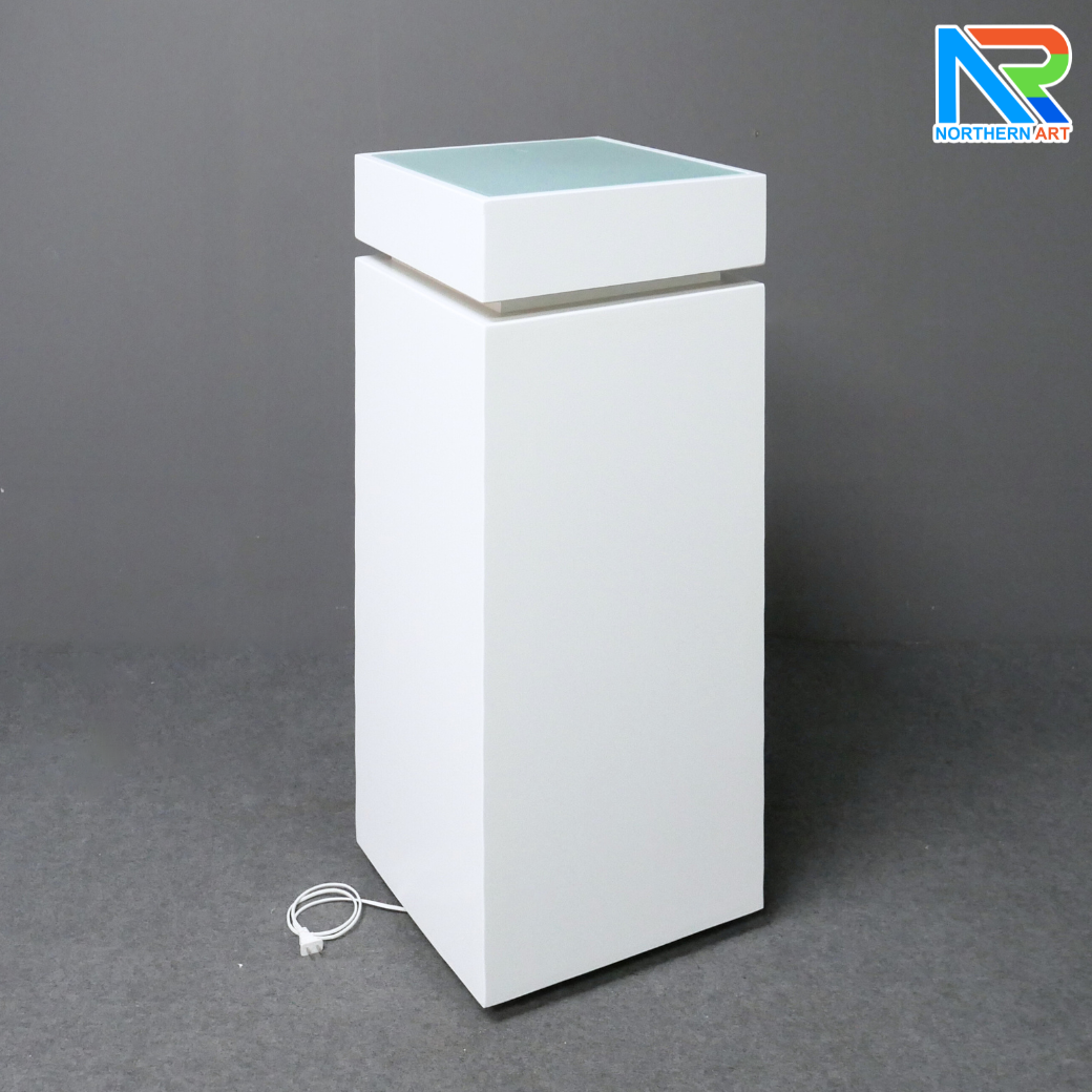 แท่นโชว์สินค้า สีขาว พร้อมไฟLED สีฟ้า ขนาด (W)40 x (L)40 x (H)100 cm. TOP กระจก