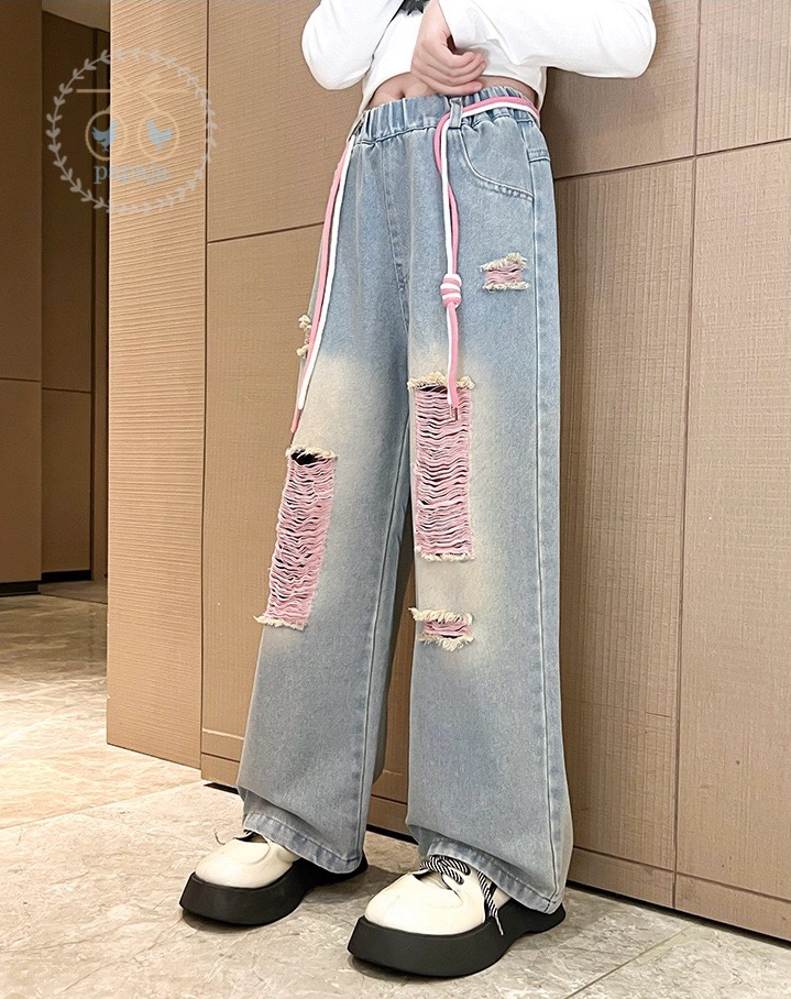 กางเกงยีนส์สีฟ้าอ่อน ตรงที่ขาดรุ่ยสีชมพู