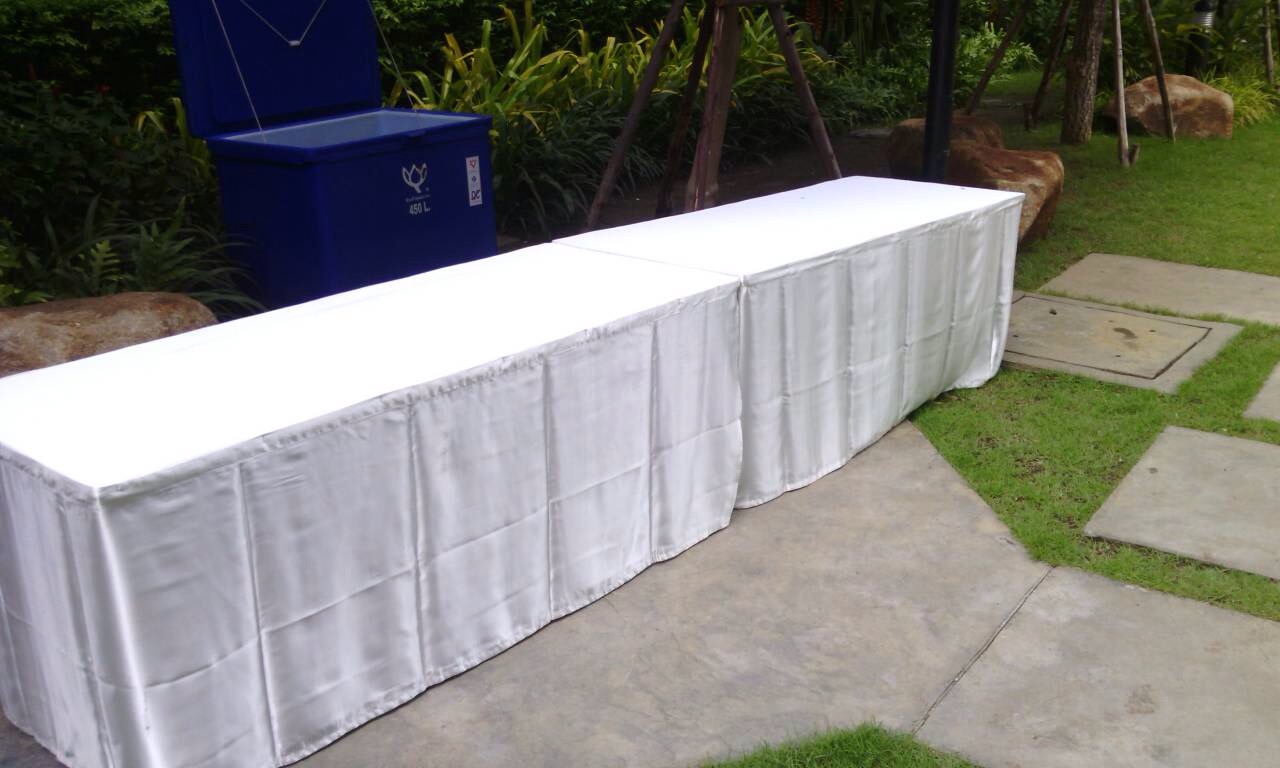 เช่าโต๊ะเหลี่ยมคลุมผ้าสีขาว ขนาด (W)75 x (L)180 x (H)75 cm. พร้อมเก้าอี้ 2 ตัวคลุมผ้า ผูกโบว์