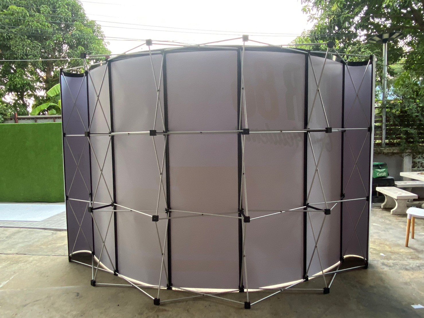 BACK DROP ฉากแบคดรอป รุ่นมน แบบโค้ง โครงอะลูมิเนียม ถอดประกอบได้ พร้อมงานพิมพ์+โคมไฟ พร้อมกระเป๋าล้อลาก 1 ใบ