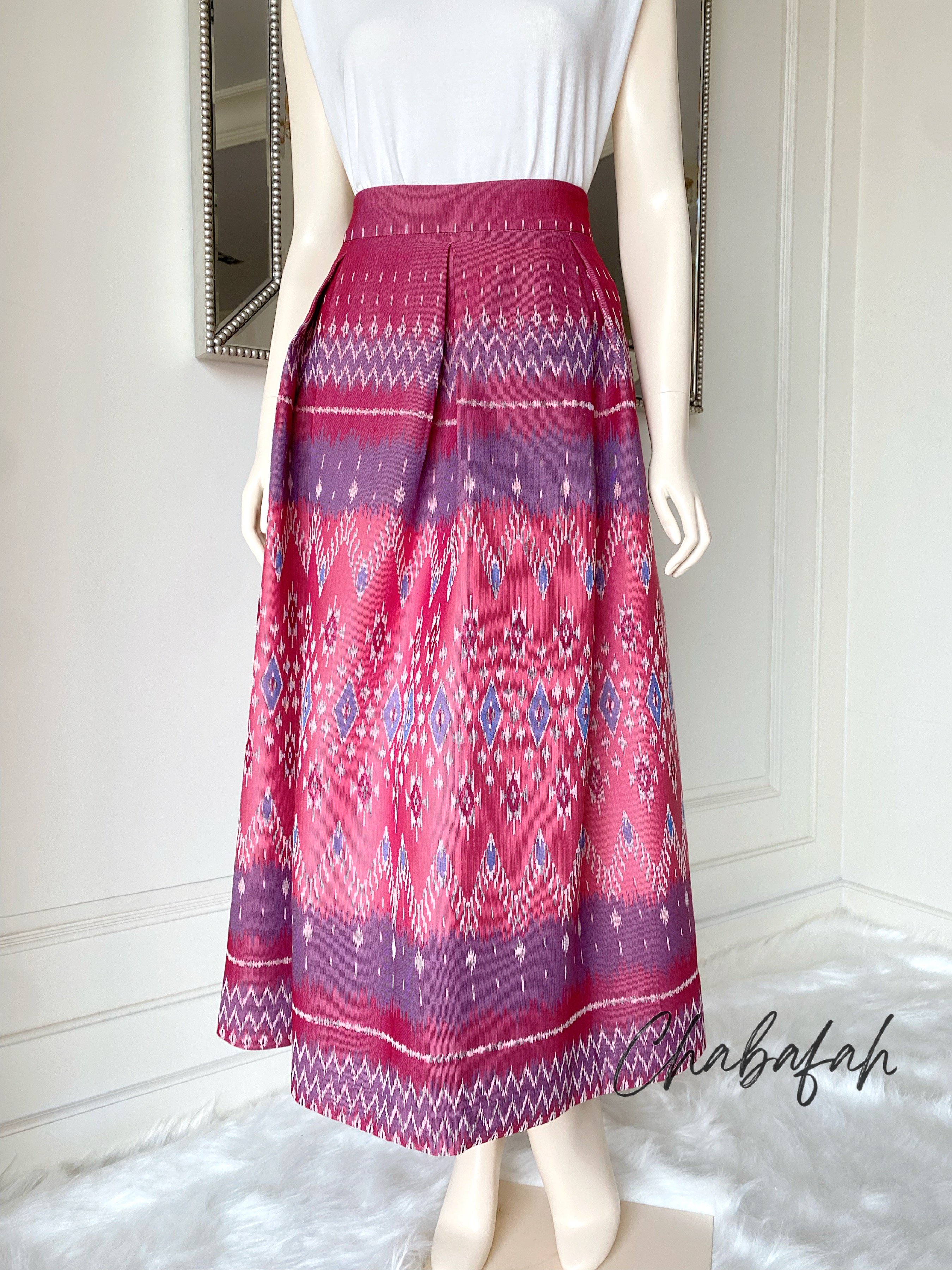 (No. 005) กระโปรงผ้าฝ้ายไทยทอเครื่อง สีแดง ทรงทวิส แบรนด์ Chabafah (ชบาฟ้า)