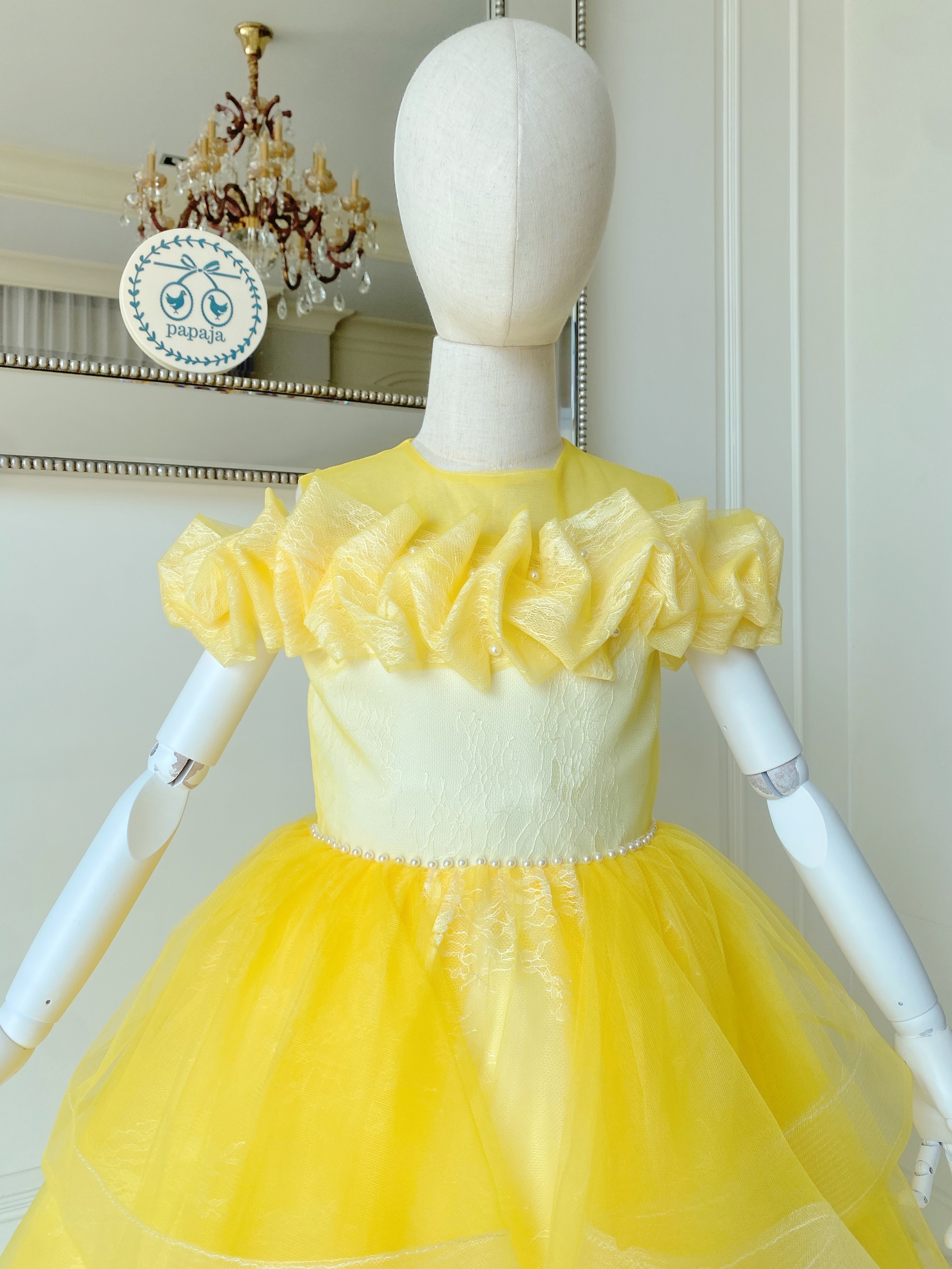 เดรสราตรียาวสีเหลืองพาสเทล แขนกุด ดีเทลจับเดรปรอบไหล่ประดับไข่มุกรอบเอว