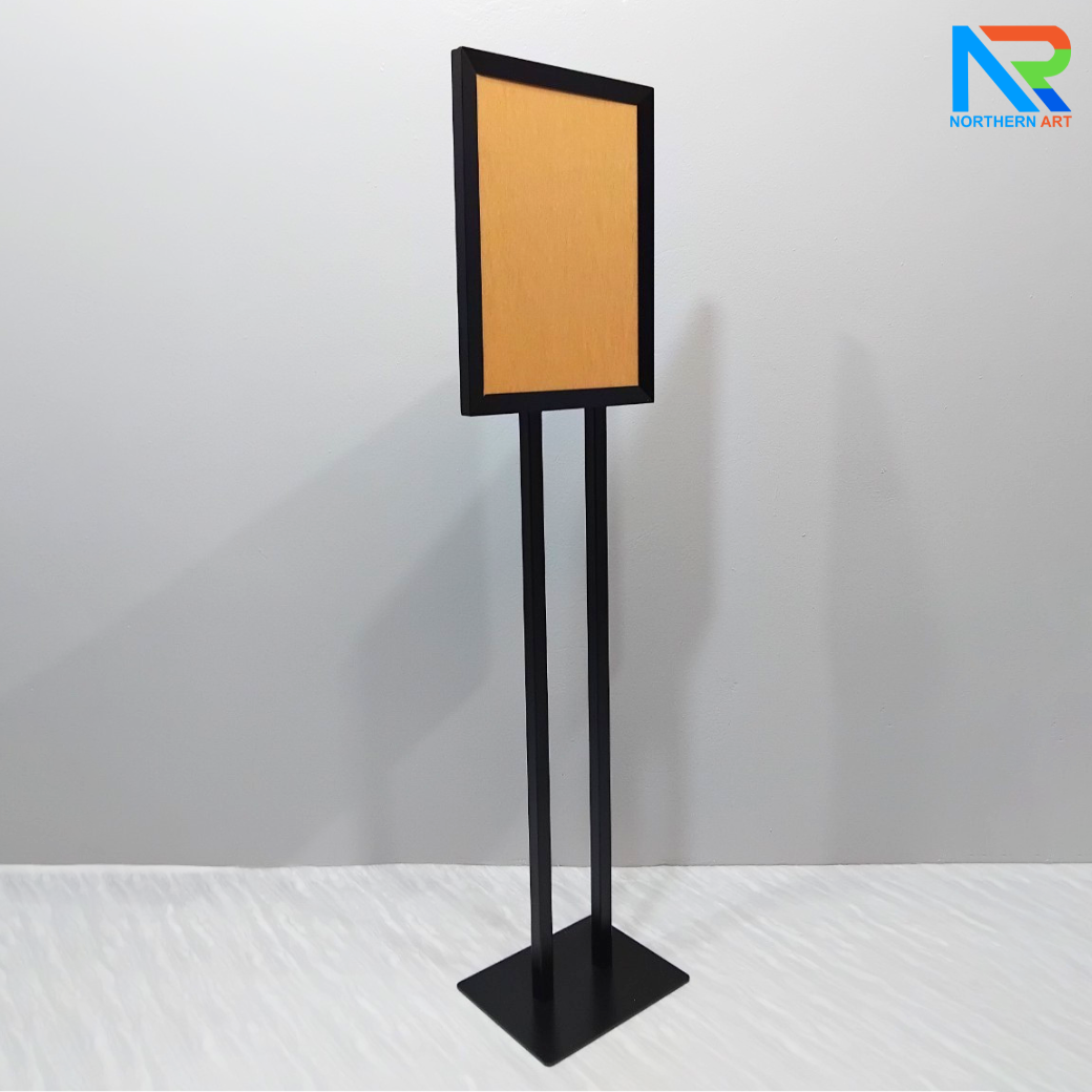 โปสเตอร์สแตนด์เหล็ก A3 สีดำ เสาคู่ ฐานเหลี่ยม ขนาด (W)35 x (L)47 x (H)145 cm. พร้อมแผ่นอะคริลิคใส 2 มม.2แผ่น สอดงานพิมพ์ด้านบน