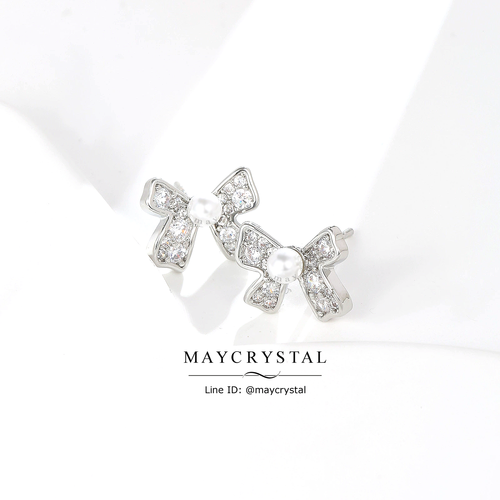 ต่างหูคริสตัลจากประเทศออสเตรีย (Embellished with Crystals from Austria)
