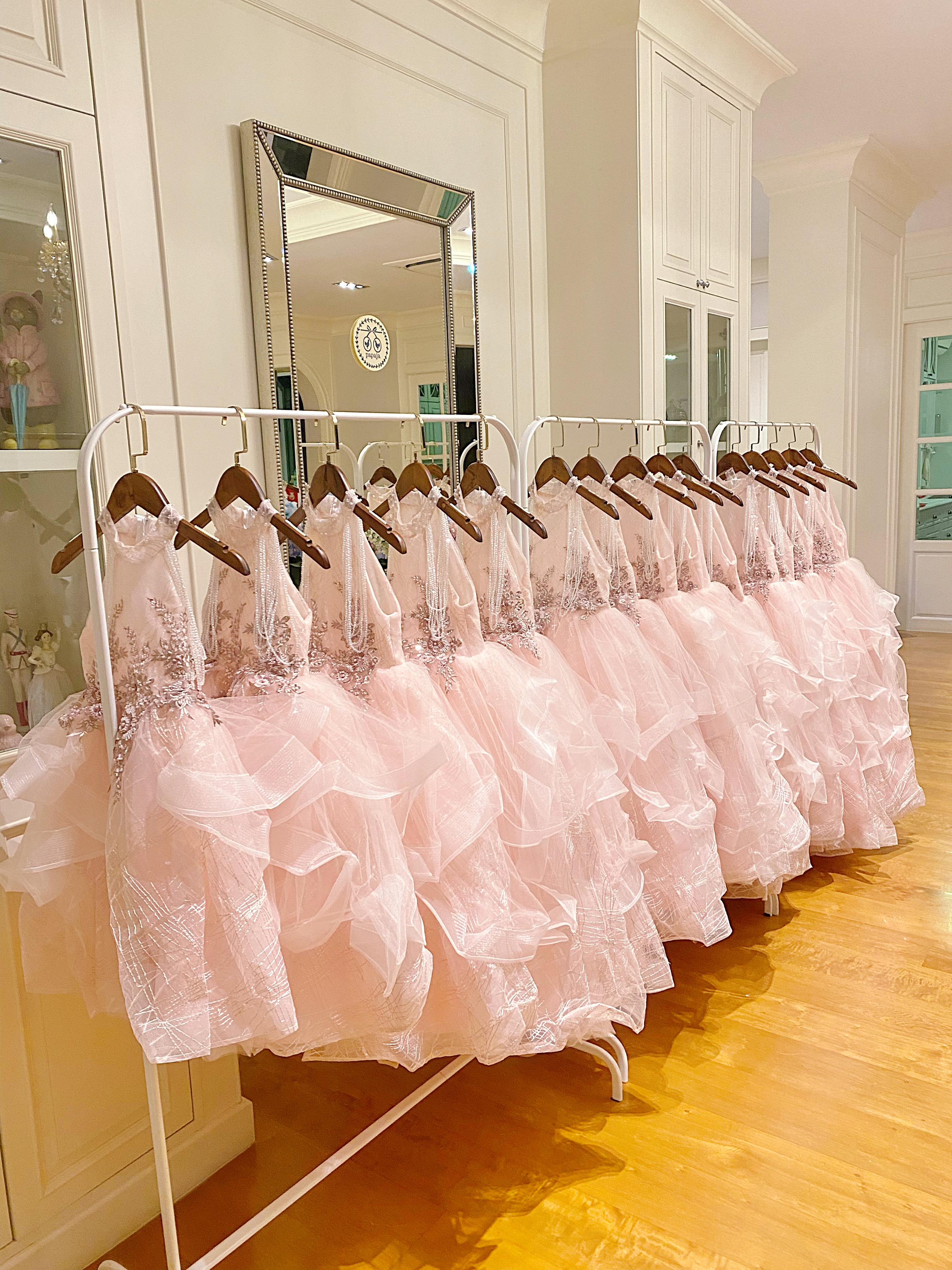 เดรสออกงานราตรียาวแขนล้ำสีชมพูอ่อน ประดับคริสตัลสุดหรู