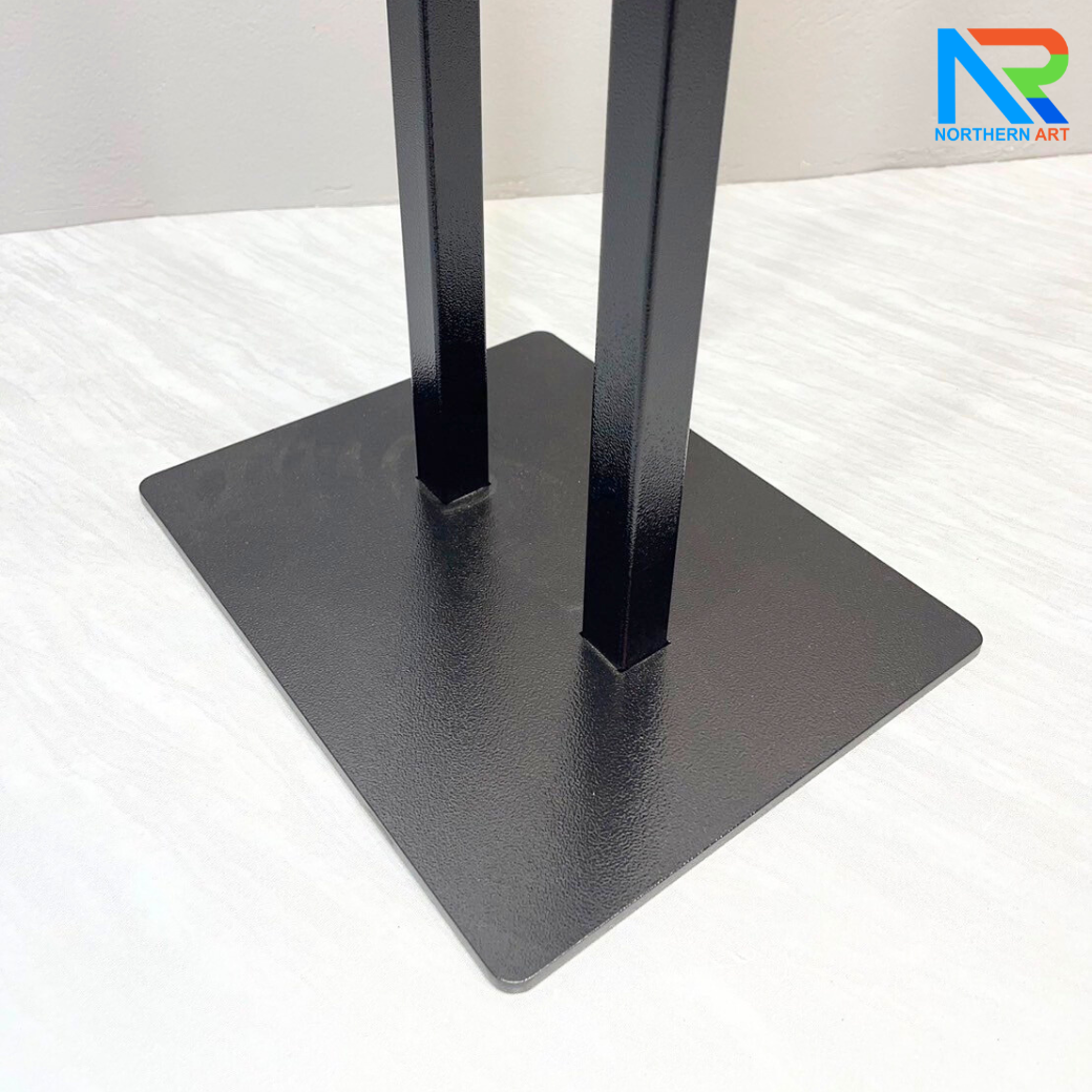 โปสเตอร์สแตนด์เหล็ก A4 สีดำ เสาคู่ ฐานเหลี่ยม ขนาด (W)26.5 x (L)35 x (H)128 cm. พร้อมแผ่นอะคริลิคใส 2 มม.2แผ่น สอดงานพิมพ์ด้านบน