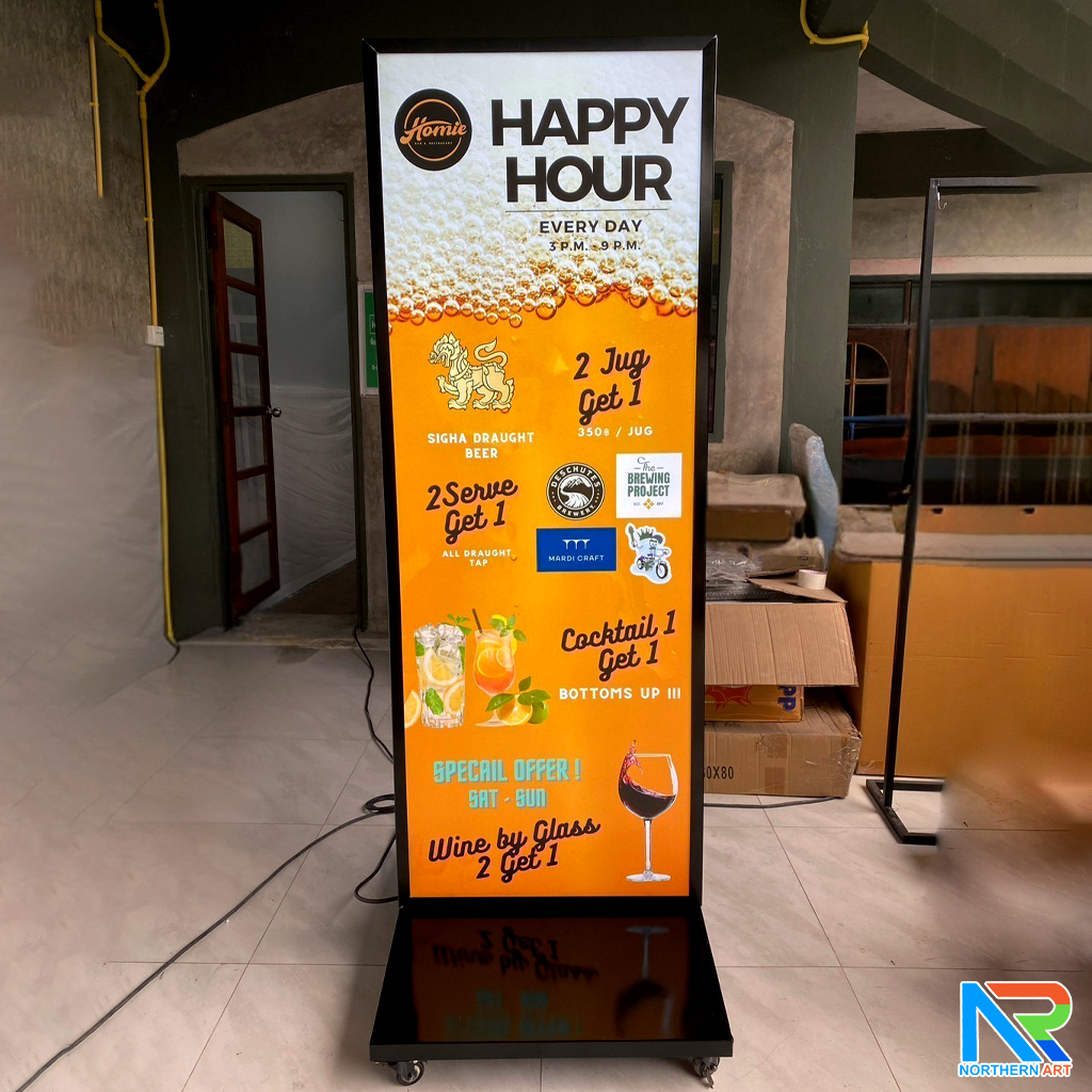 ตู้ไฟ LED ตั้งพื้น ฐานSLOPE ขนาด 60x160 ซม.โครงเหล็กพร้อมแผ่นซิงค์ สีดำ แผ่นอะคริลิค 2 แผ่น โชว์งานพิมพ์ 2 ด้าน มีล้อเลื่อน เคลื่อนย้ายสะดวก