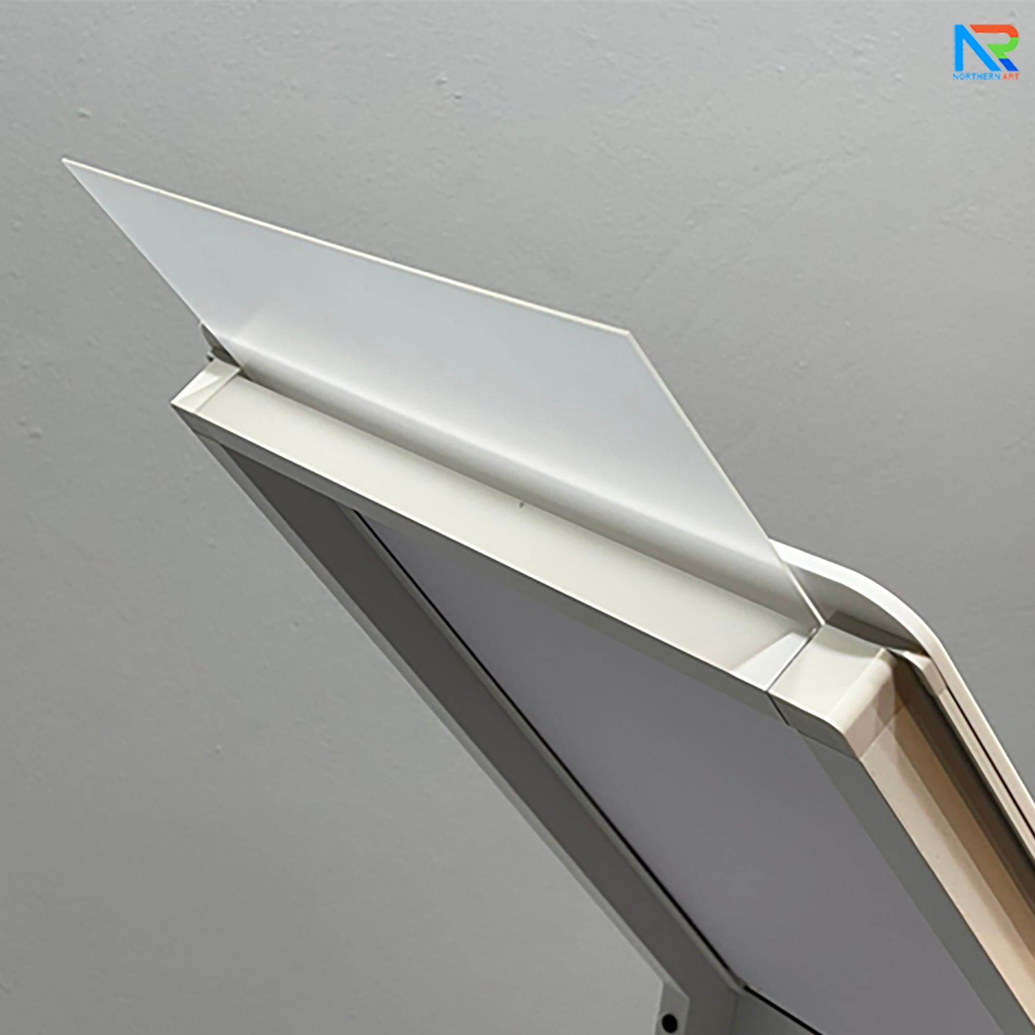 โปสเตอร์สแตนด์ ตั้งพื้น A3 สีขาว รุ่นโชว์รูมรถยนต์ สอดงานพิมพ์ด้านบน เปลี่ยนงานพิมพ์ง่าย ฐานมั่นคงแข็งแรง